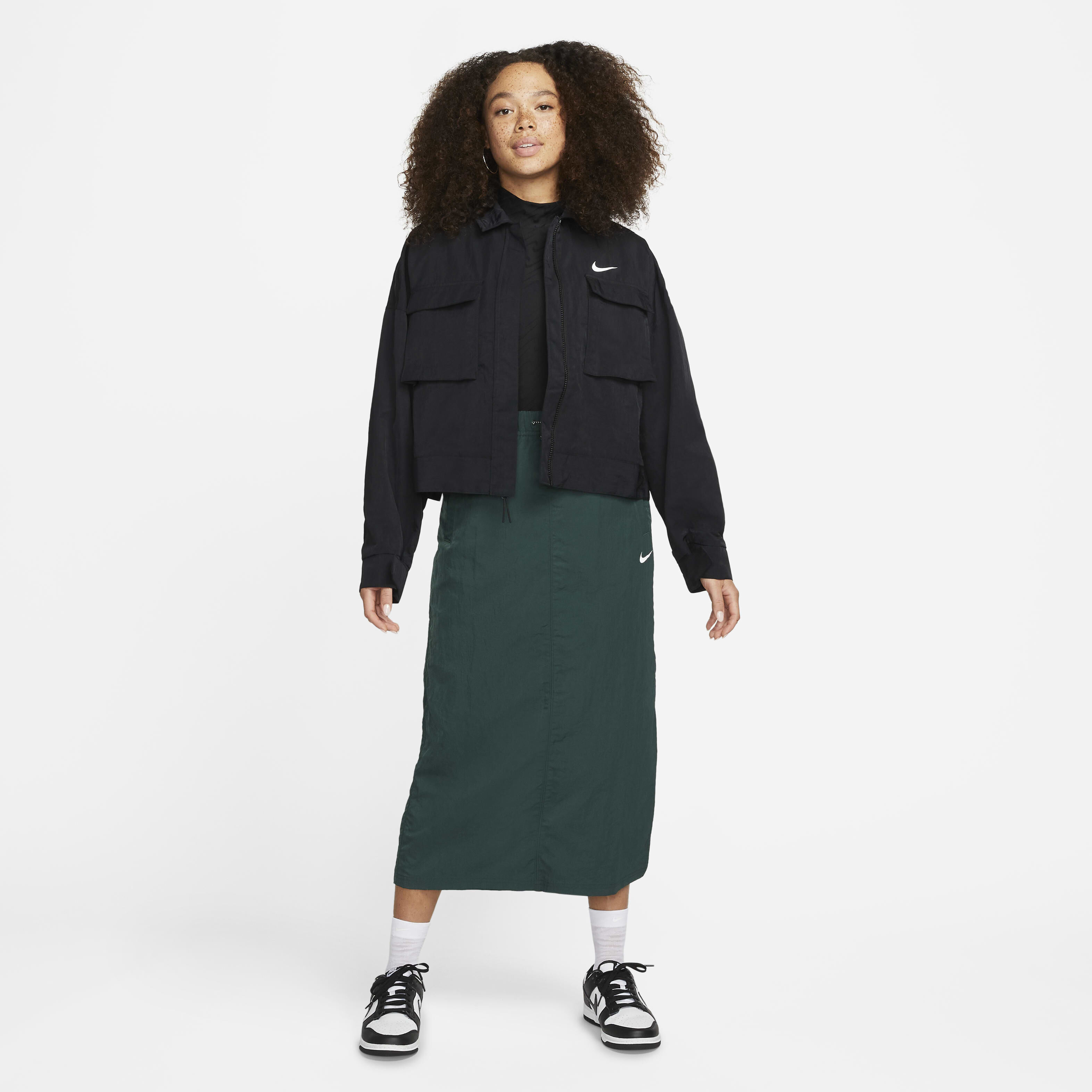 Nike Sportswear Essential image number 4