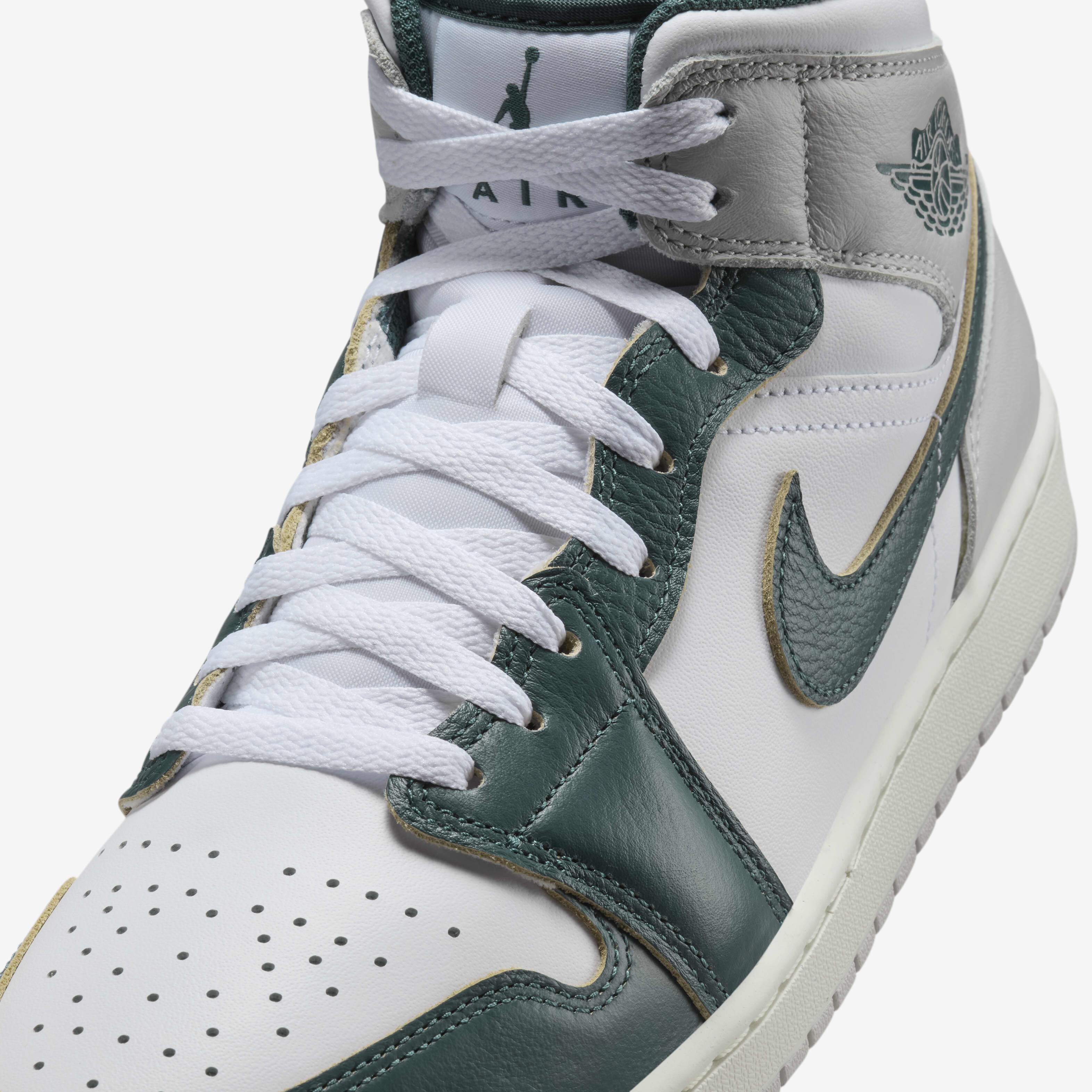 Buy Air Jordan 1 Mid SE Men s Shoes Nike Saudi Official