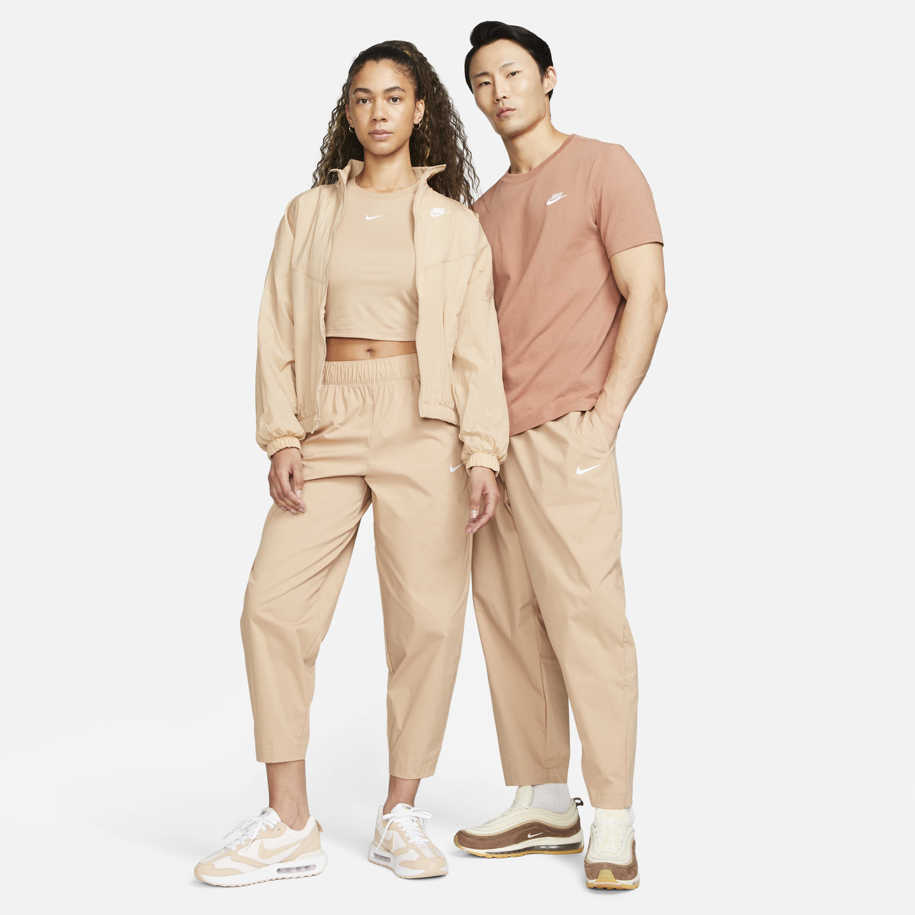 Nike Sportswear Essential image number 4