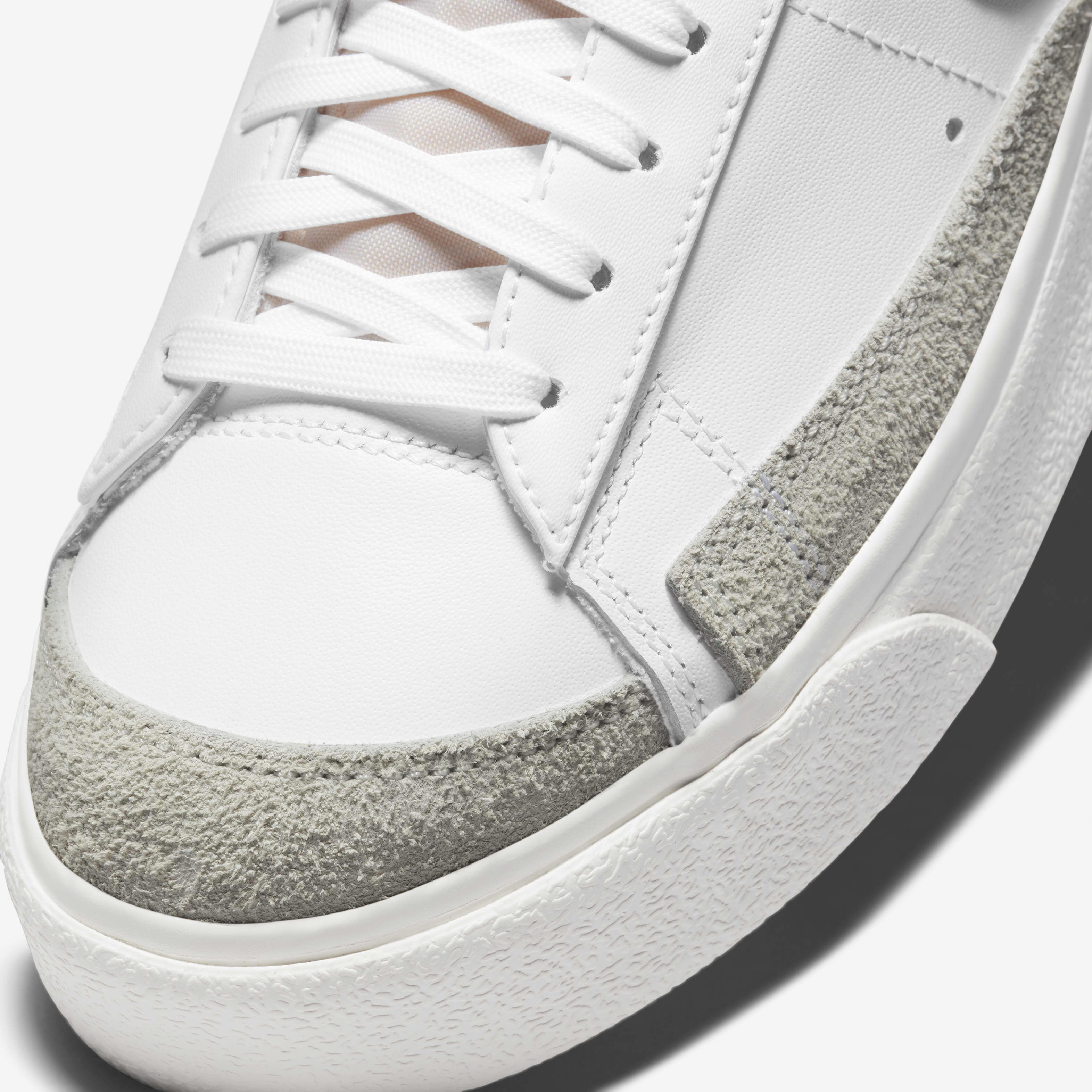 Nike blazer low silver store