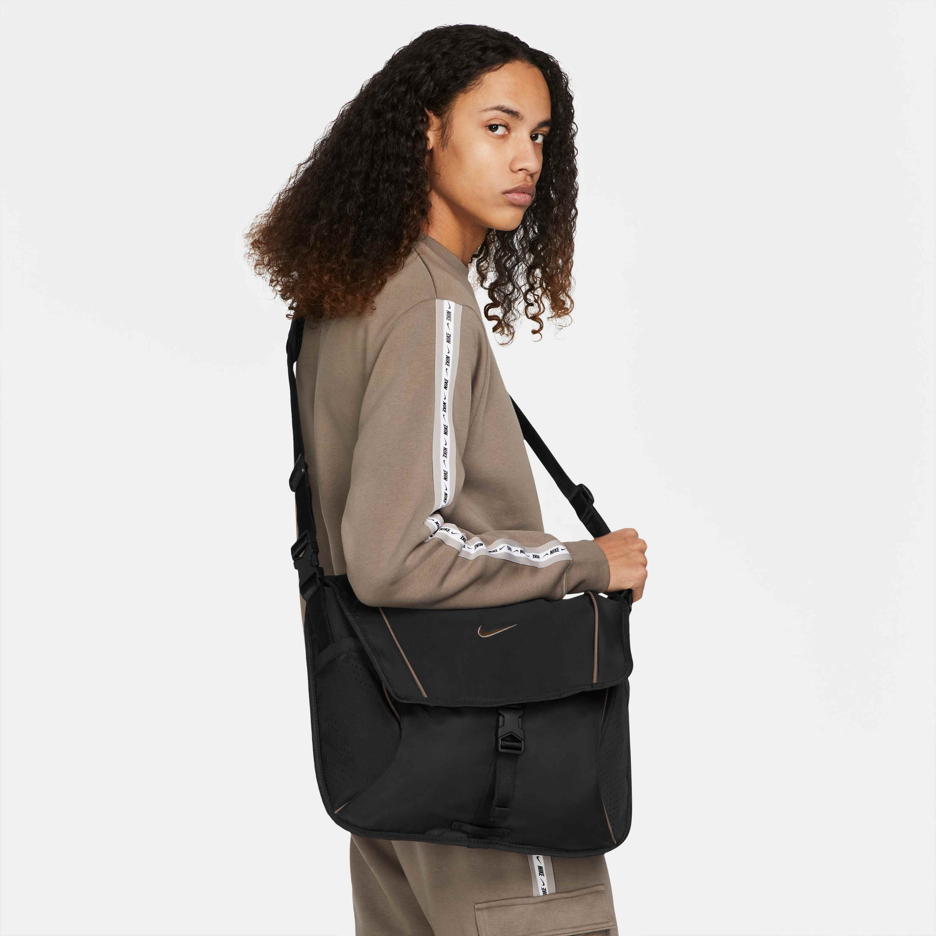 nike essentials black shoulder bag