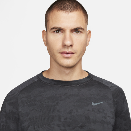 Nike therma crew sales top