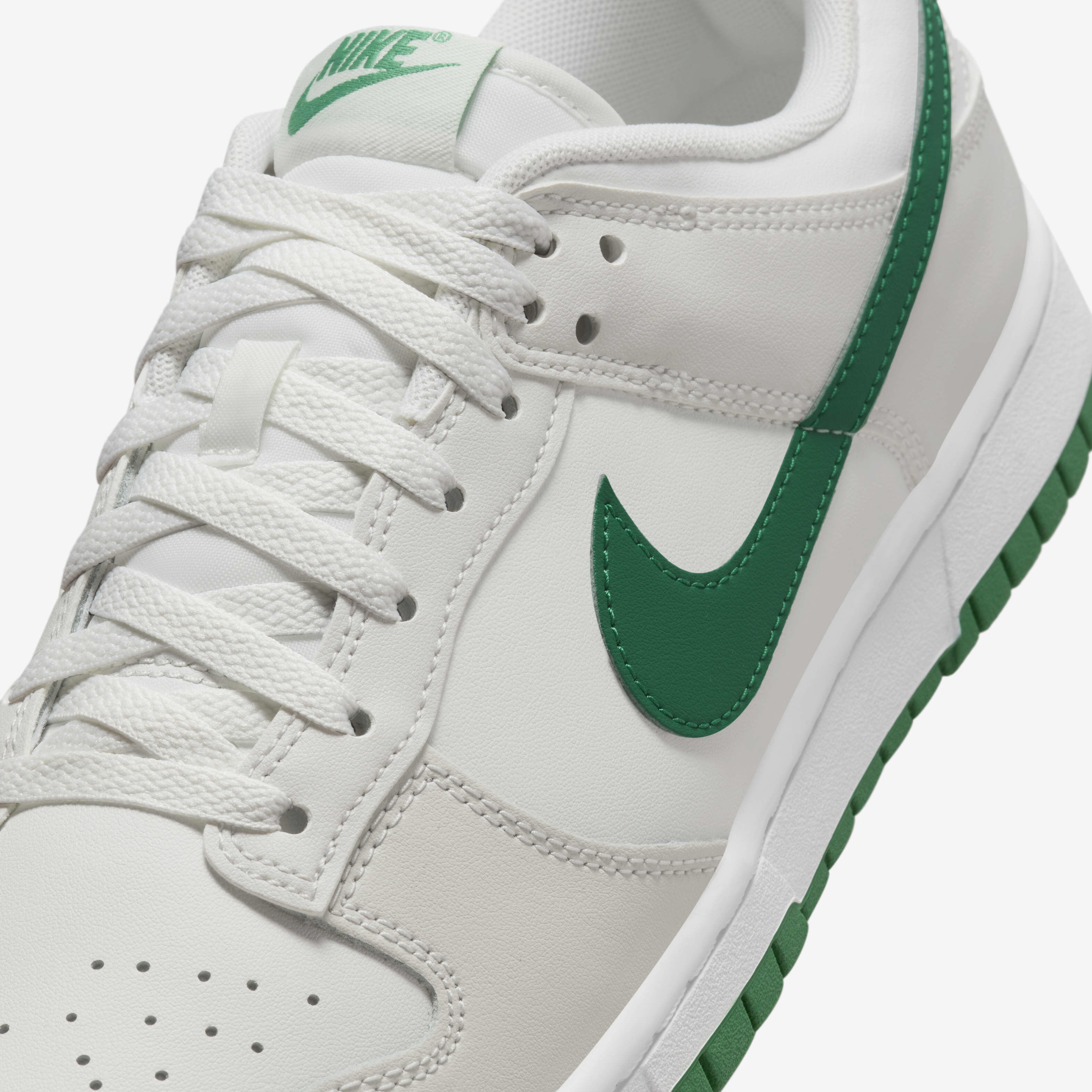 国内配送 NIKE DUNK LOW RETRO SUMMIT WHITE /MALACHITE Nike Dunk Low “Summit White Malachite” - Style Code: DV0831
