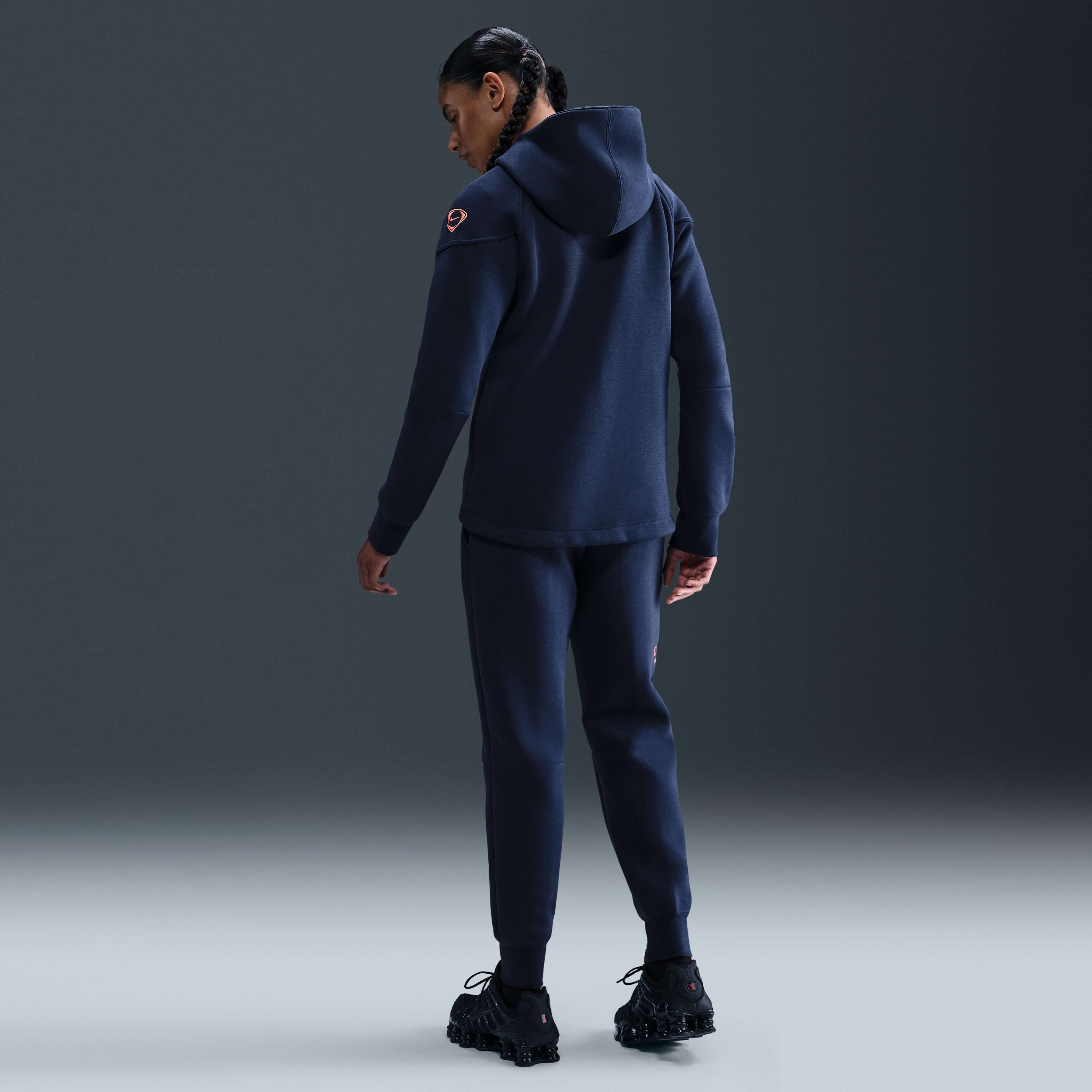 برشلونة تك image number 3