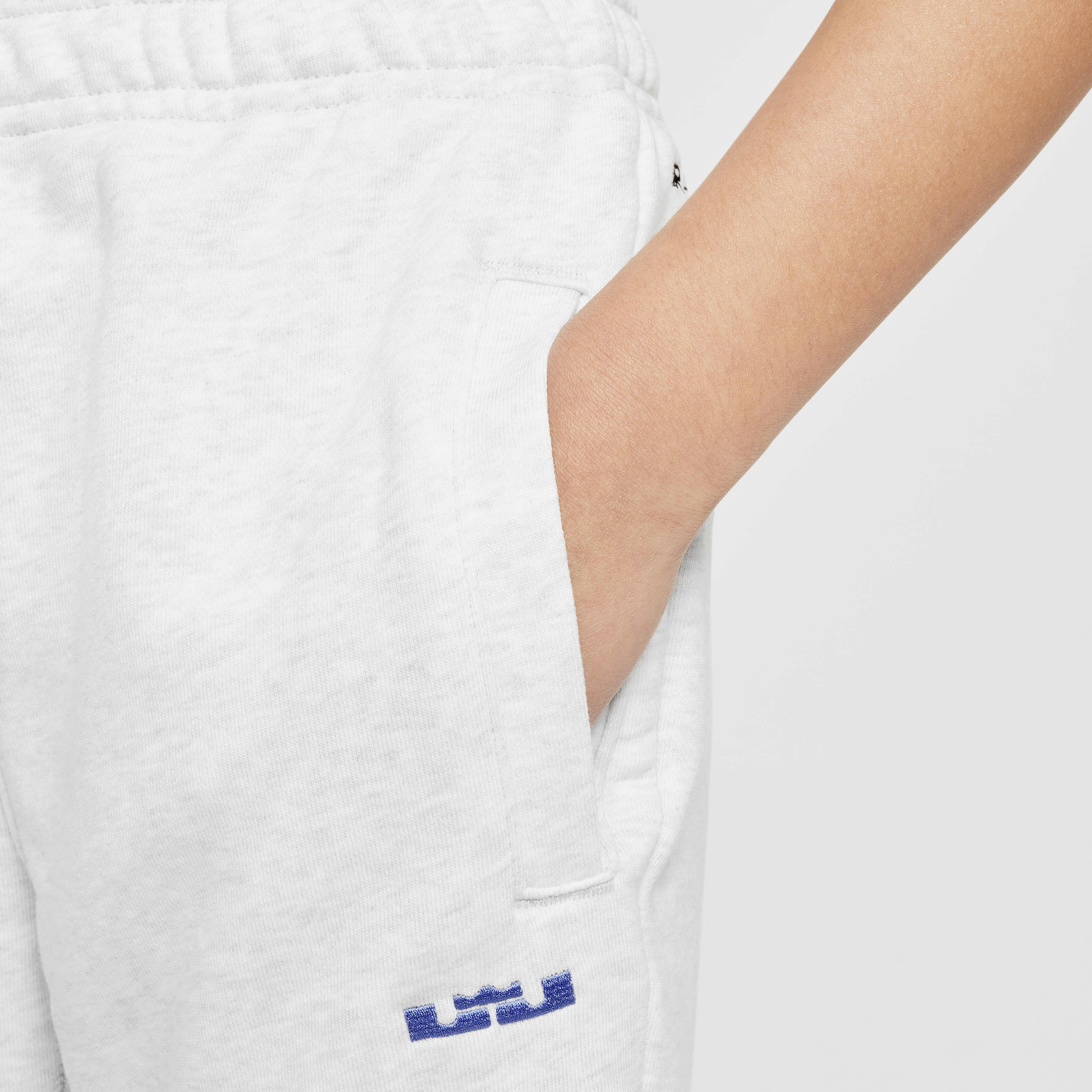 ليبرون ستاندرد ايشيو image number 3