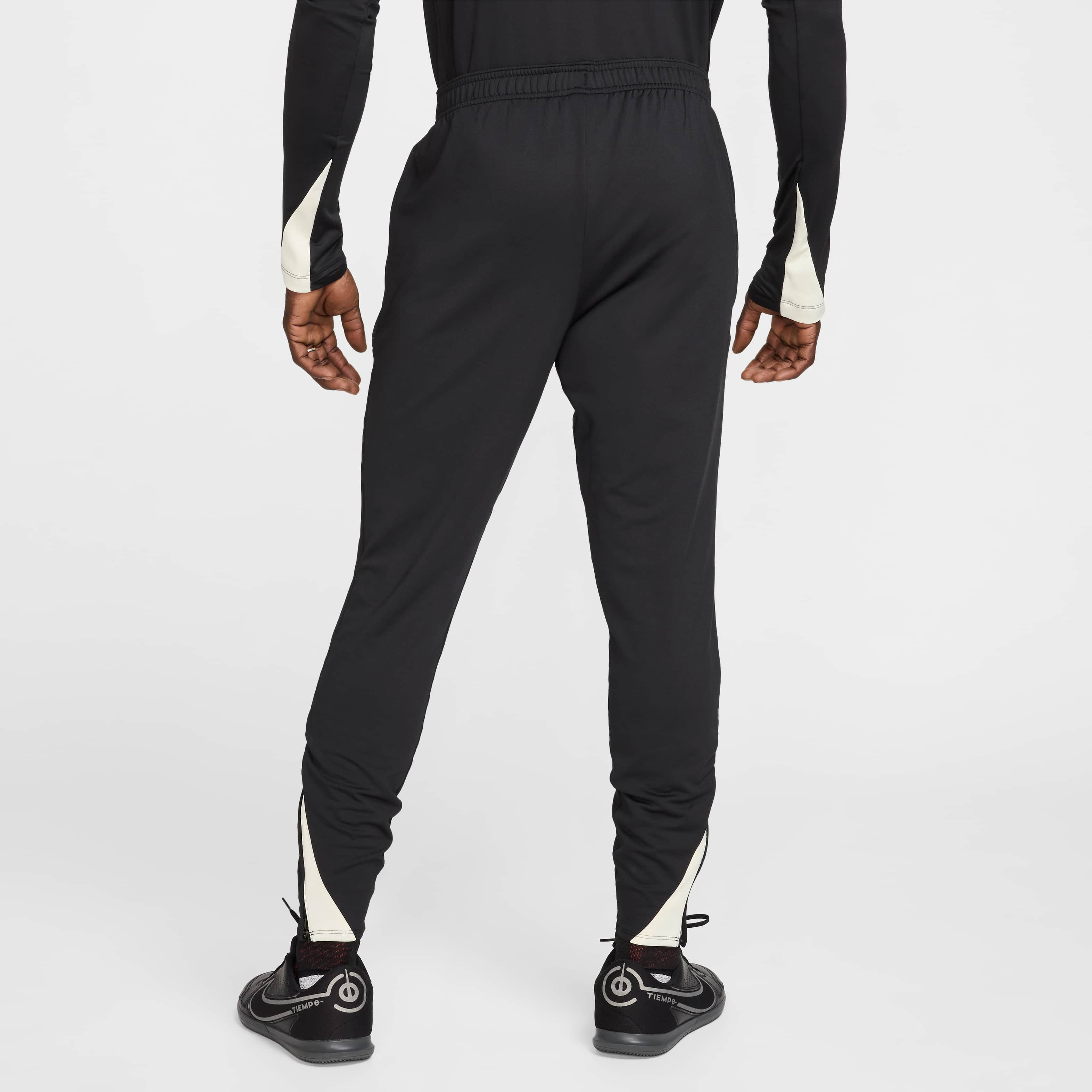 Liverpool F.C. Strike Special Edition image number 1