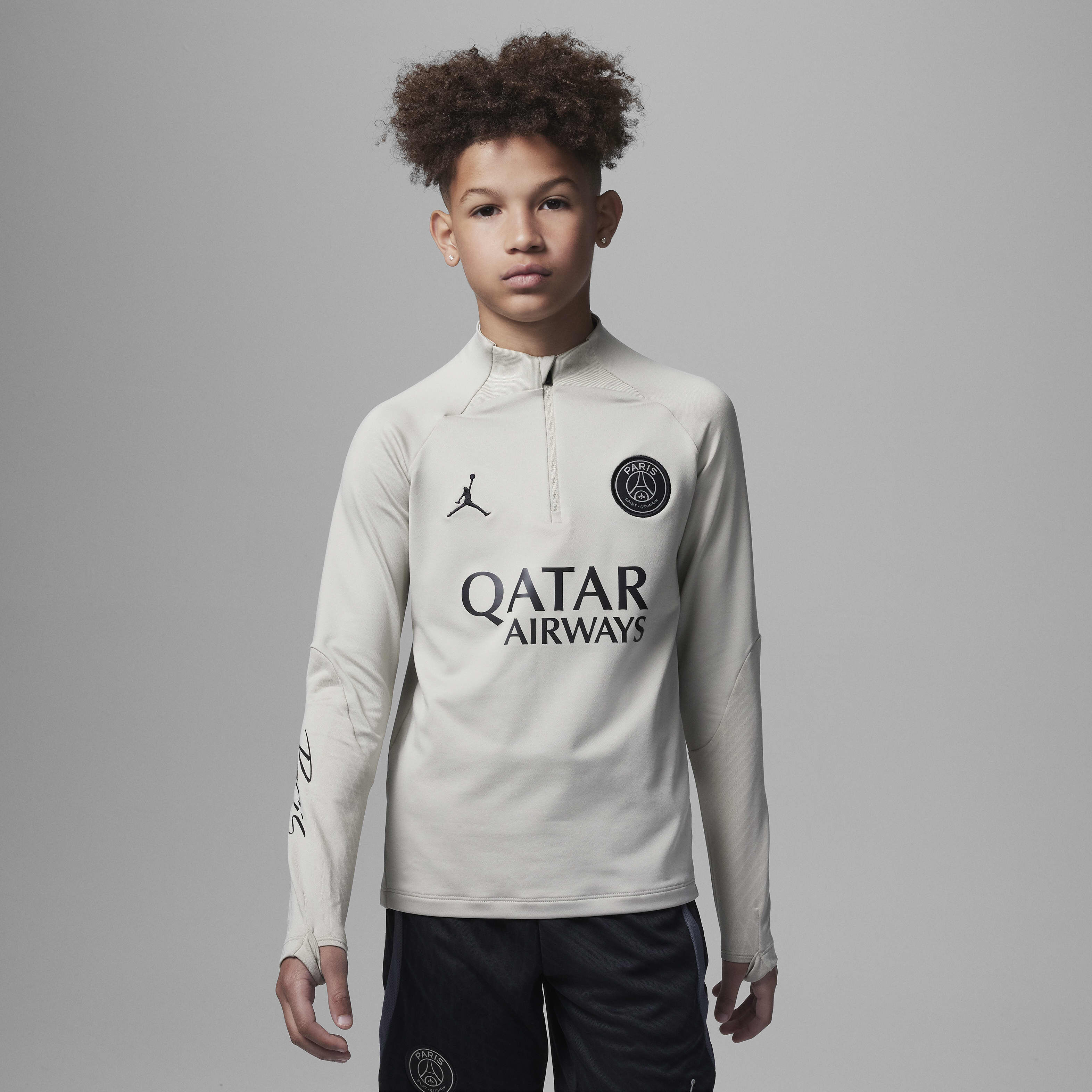 Paris Saint-Germain Strike Third image number 0