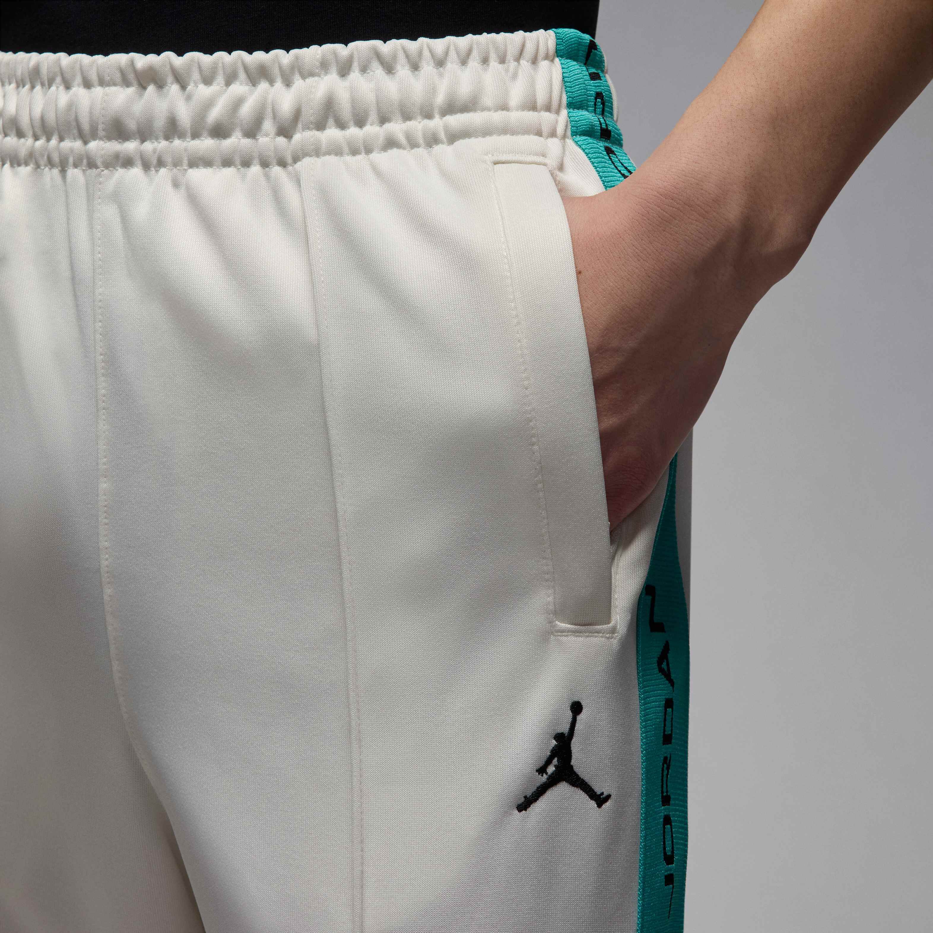 Jordan Essentials image number 3