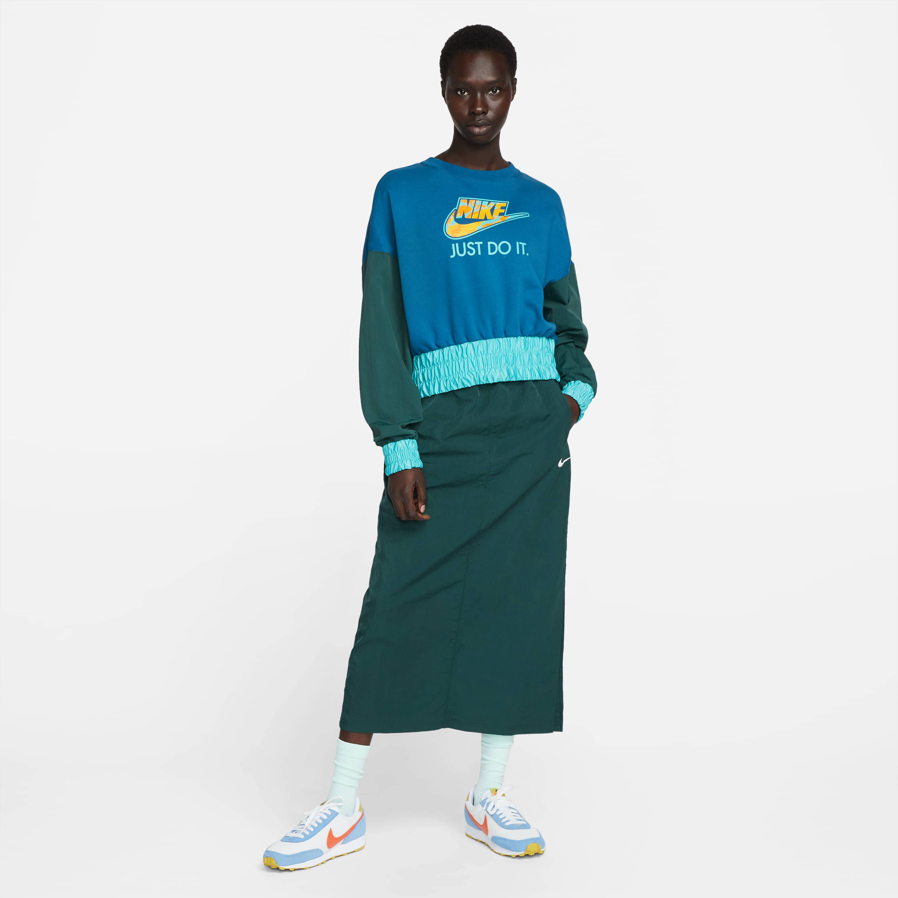 Nike Sportswear Essential image number 4