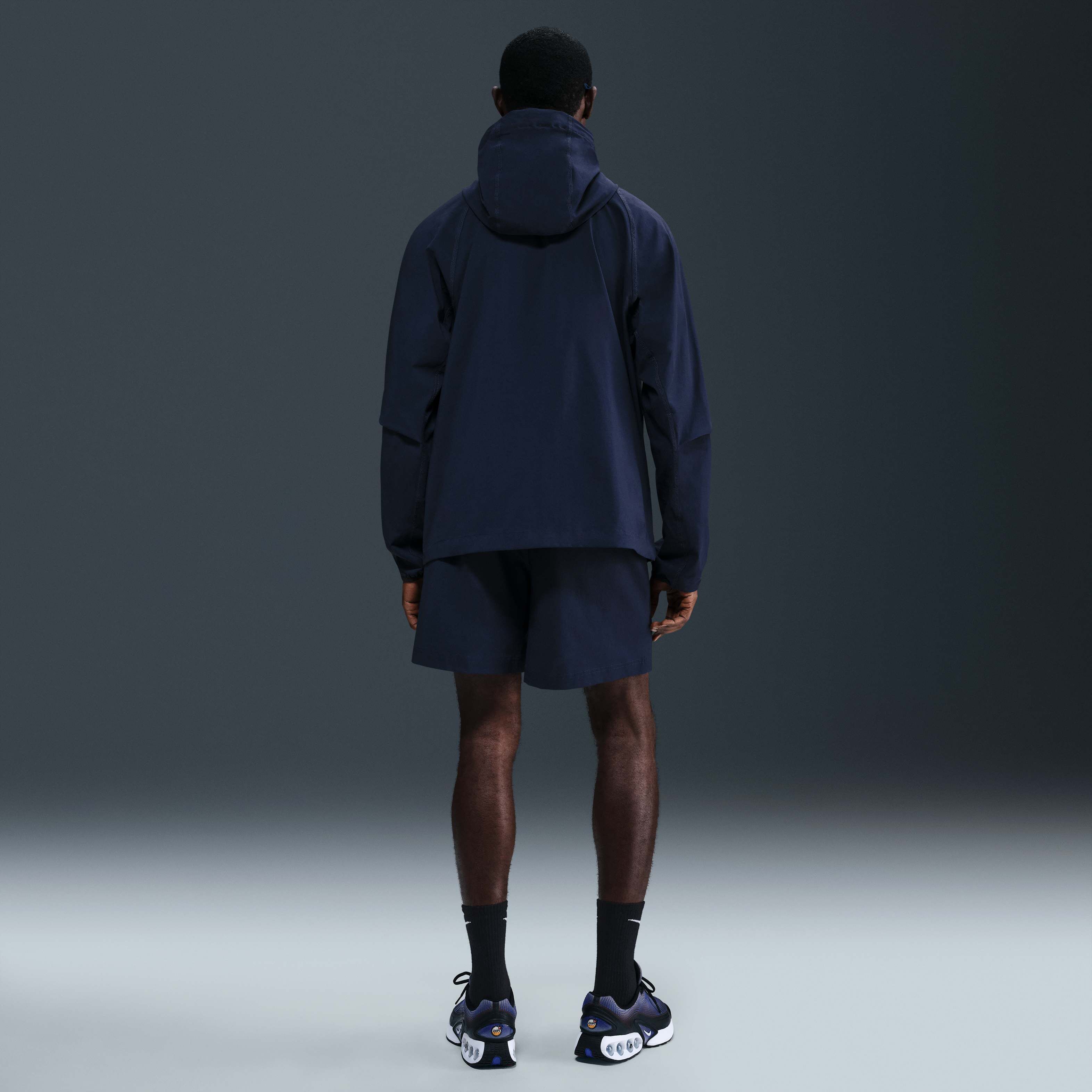 نايكي تك ويندرانر image number 4