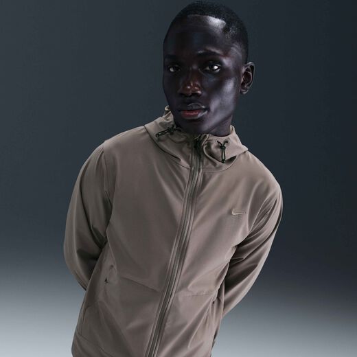 ملابس الجيم وصالات التمرين-نايكي, نايكي انليميتد, جاكيت متعدد الاستخدامات ومقاومة للماء بقبعة للرجال