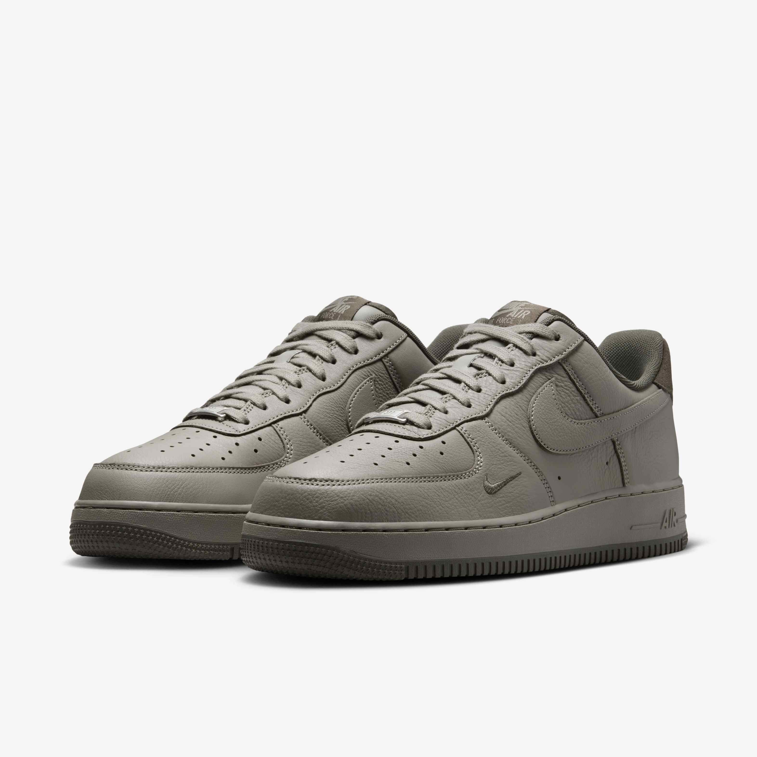 Nike Air Force 1 '07 LV8 image number 4