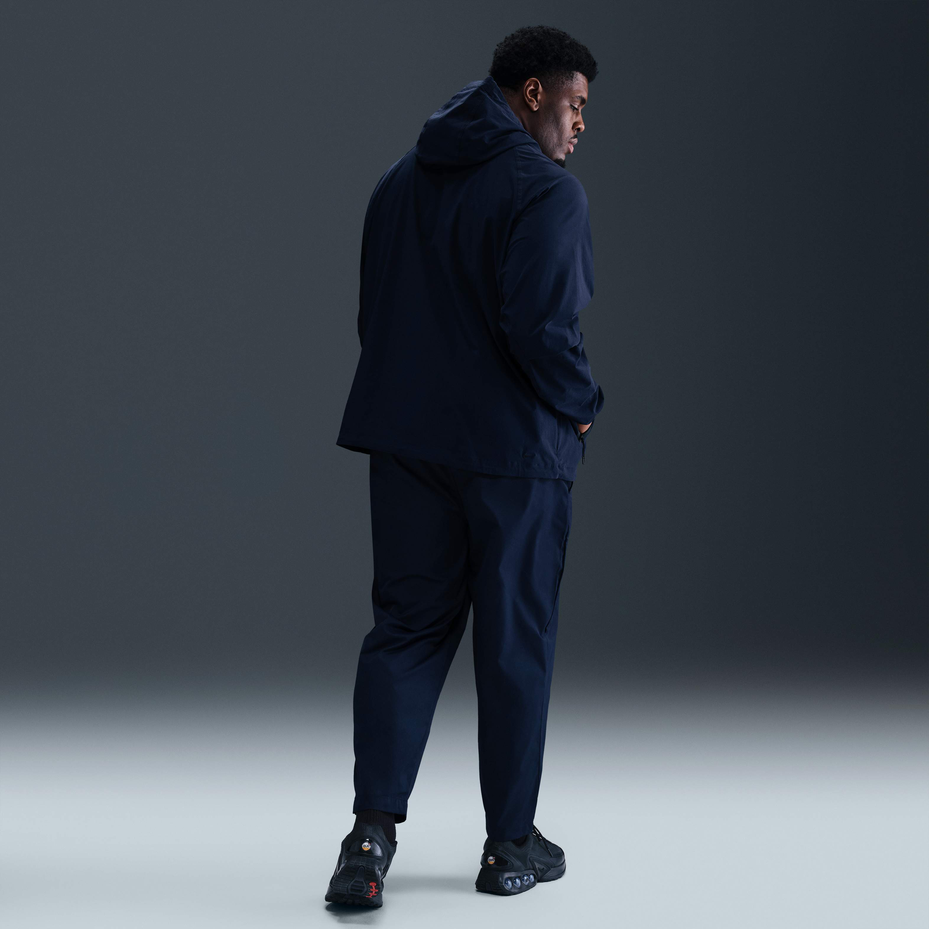 نايكي تك ويندرانر image number 10