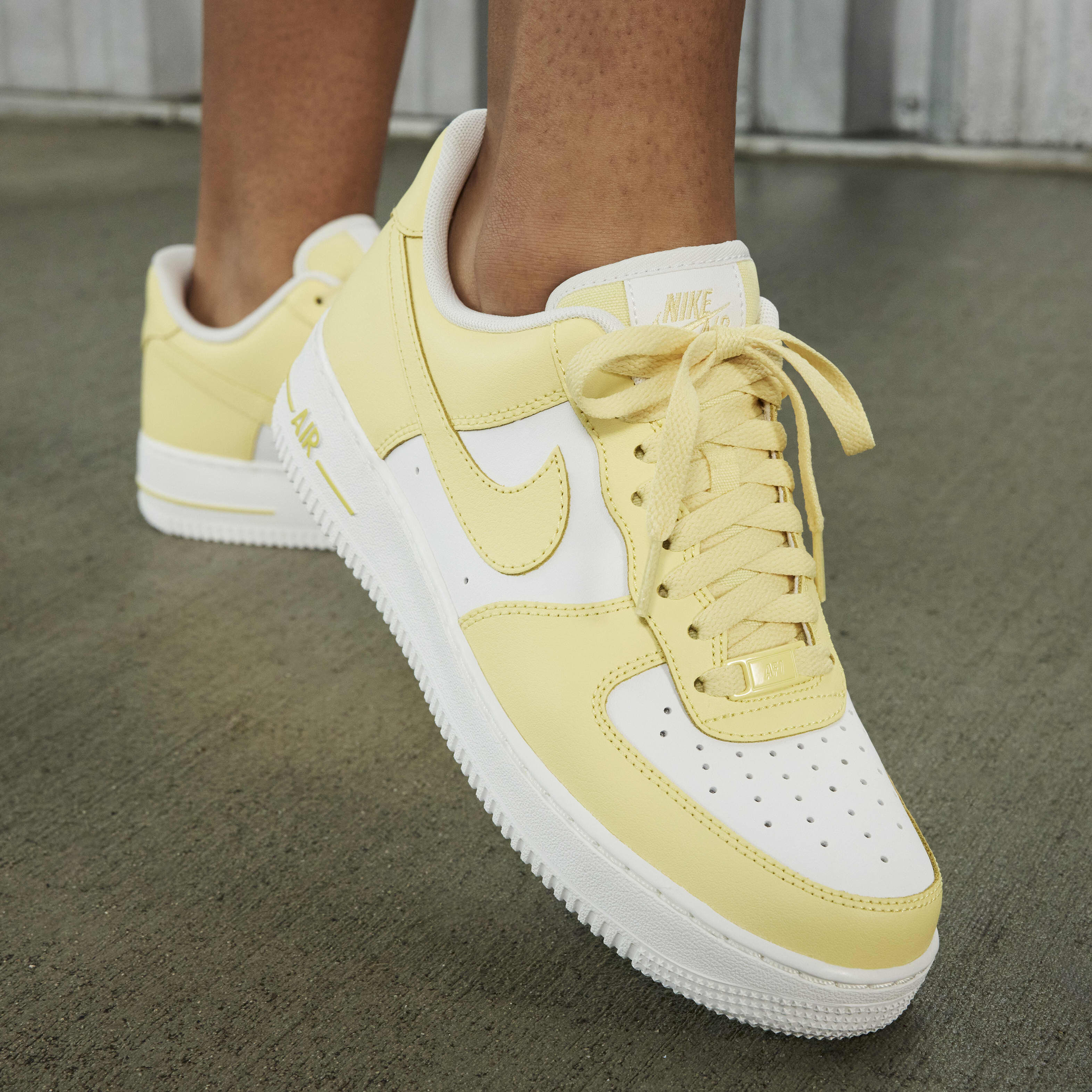 Nike air force 1 trainers in white and yellow clearance