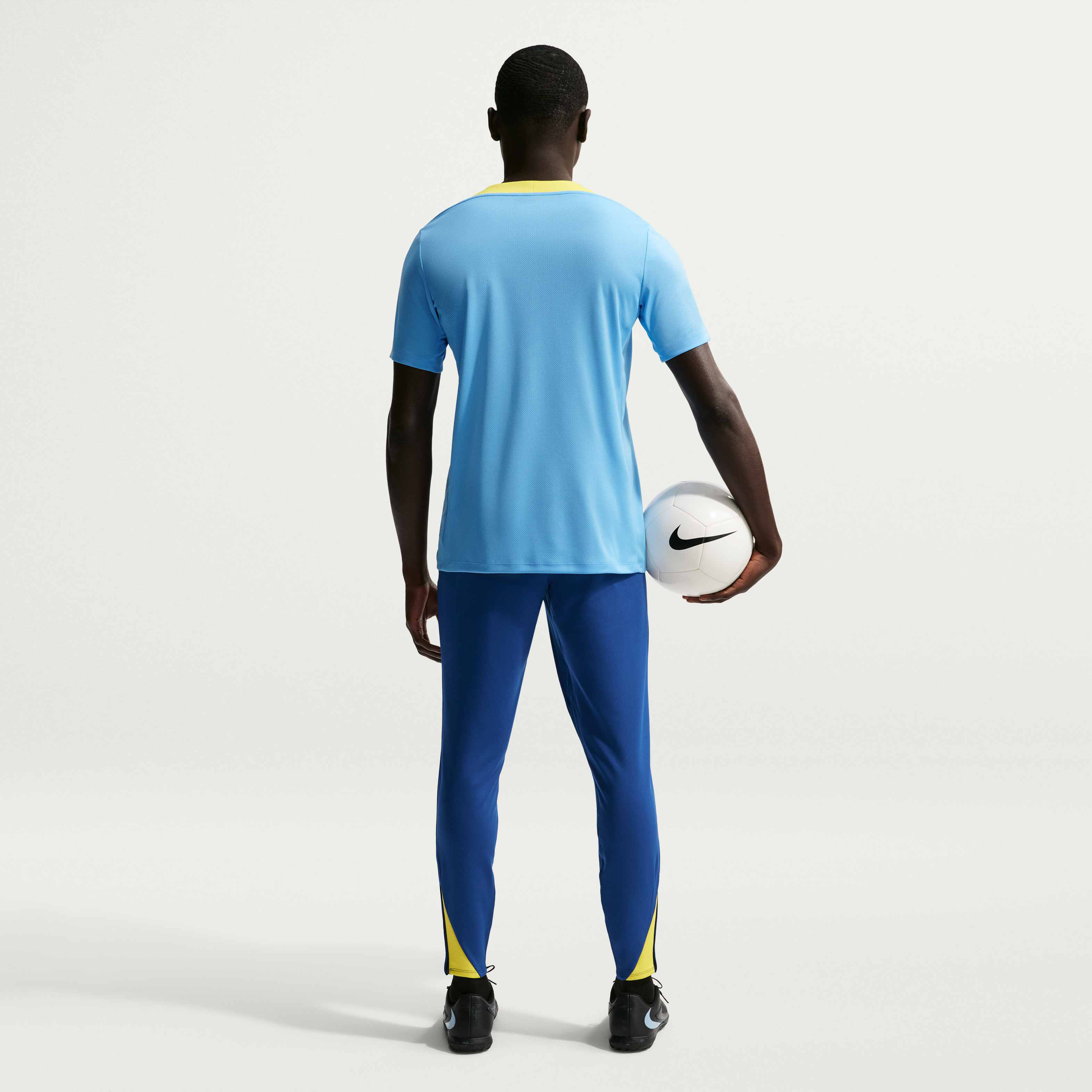 F.C. Barcelona Strike SE image number 4