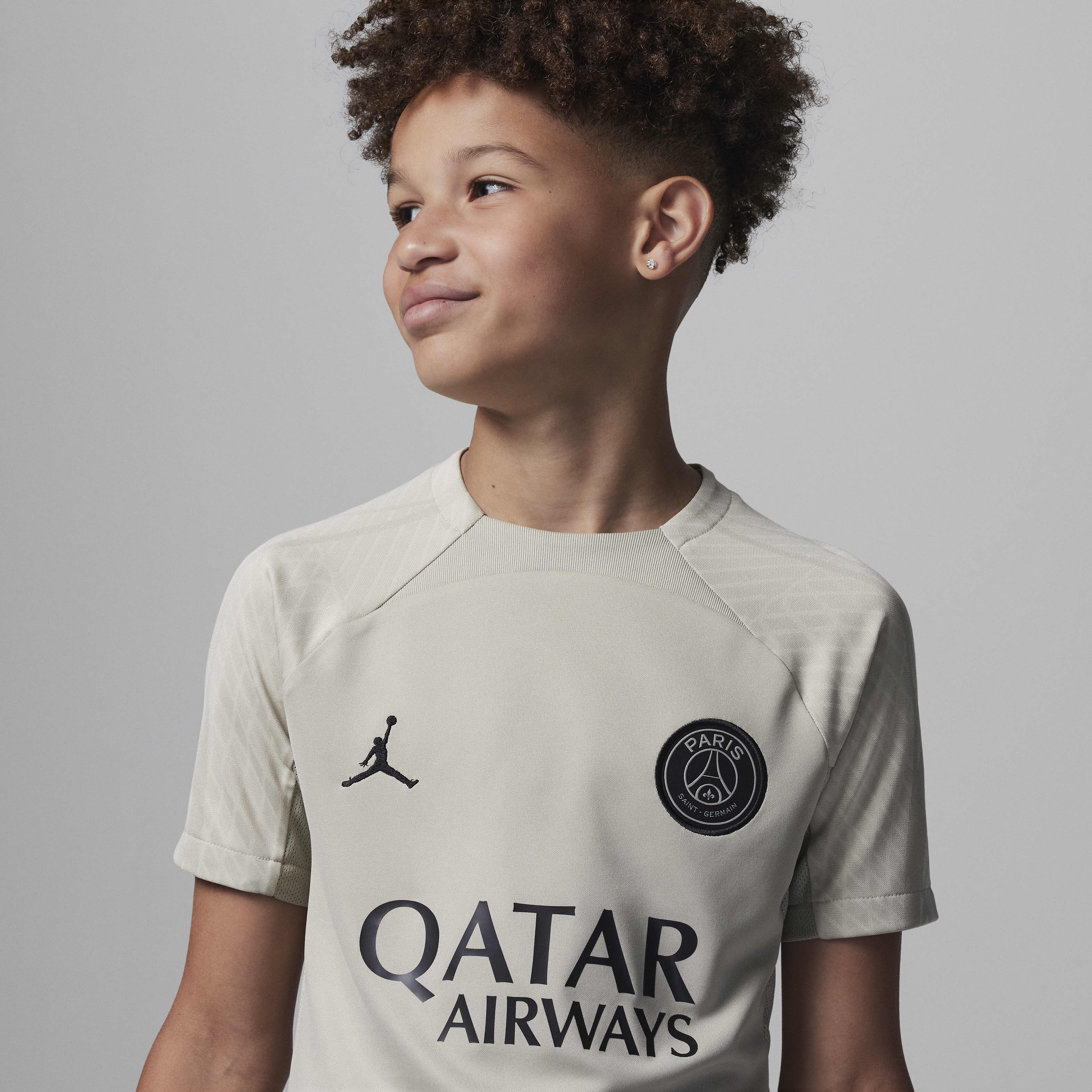 Paris Saint-Germain Strike Third image number 2