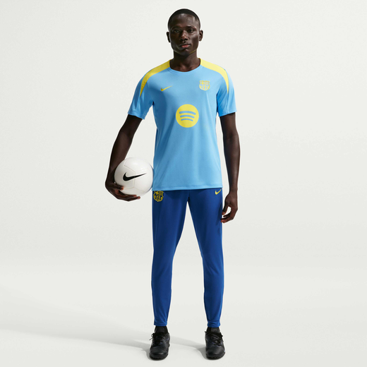 F.C. Barcelona Strike SE