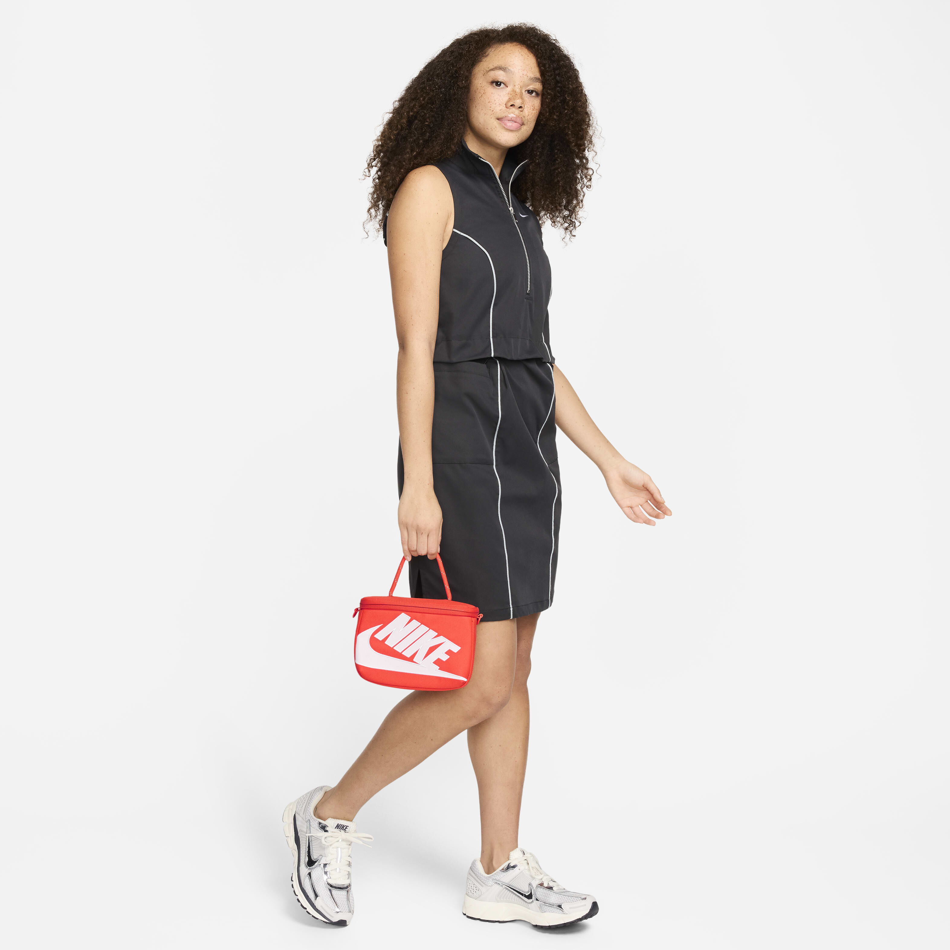 ★Nike★ Mini Shoe Box Crossbody Bag 3L Black White FN305901 Nike Mini Shoe Box Cross-Body Bag (3L) I Detail & Fit In