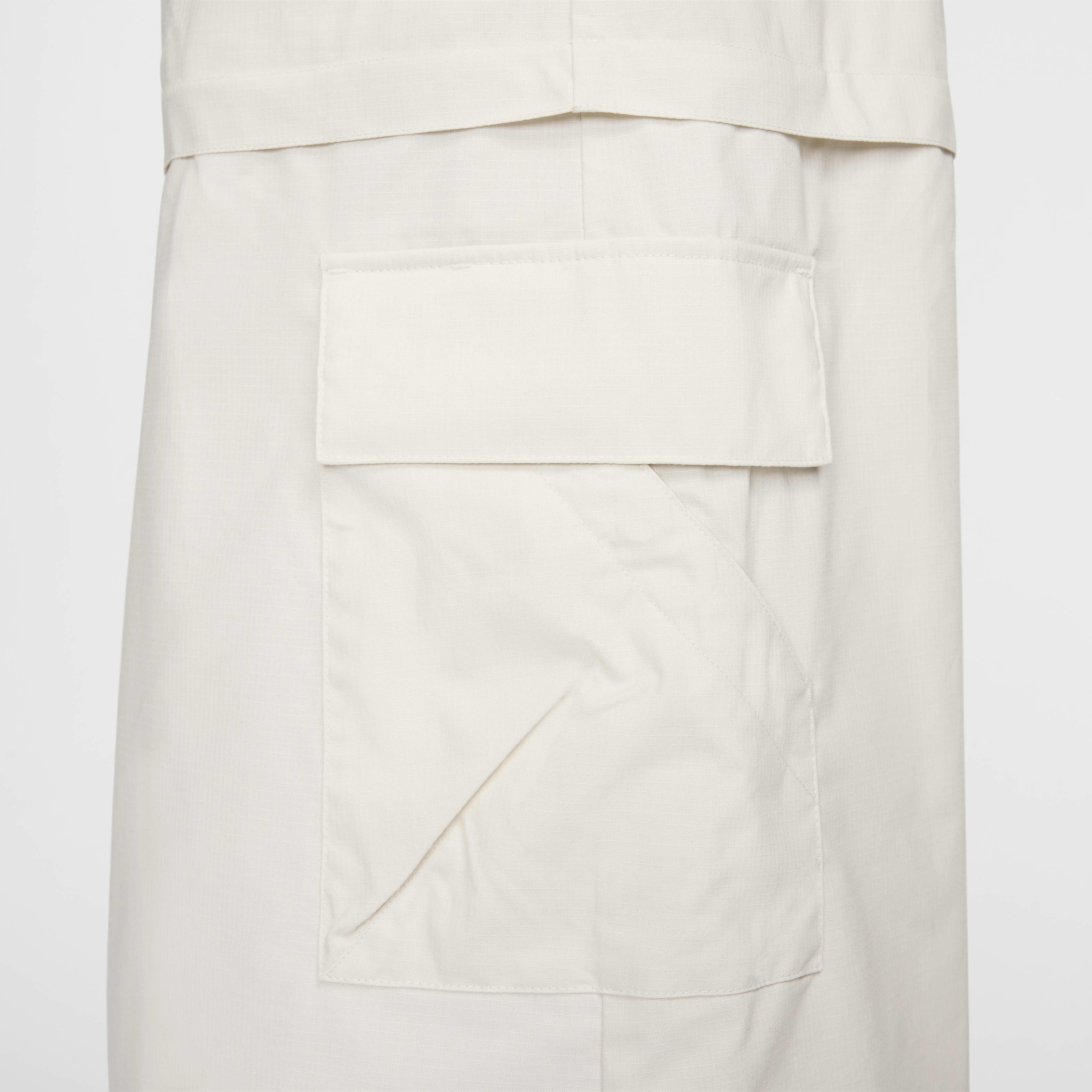 Nike Sportswear Essential image number 4