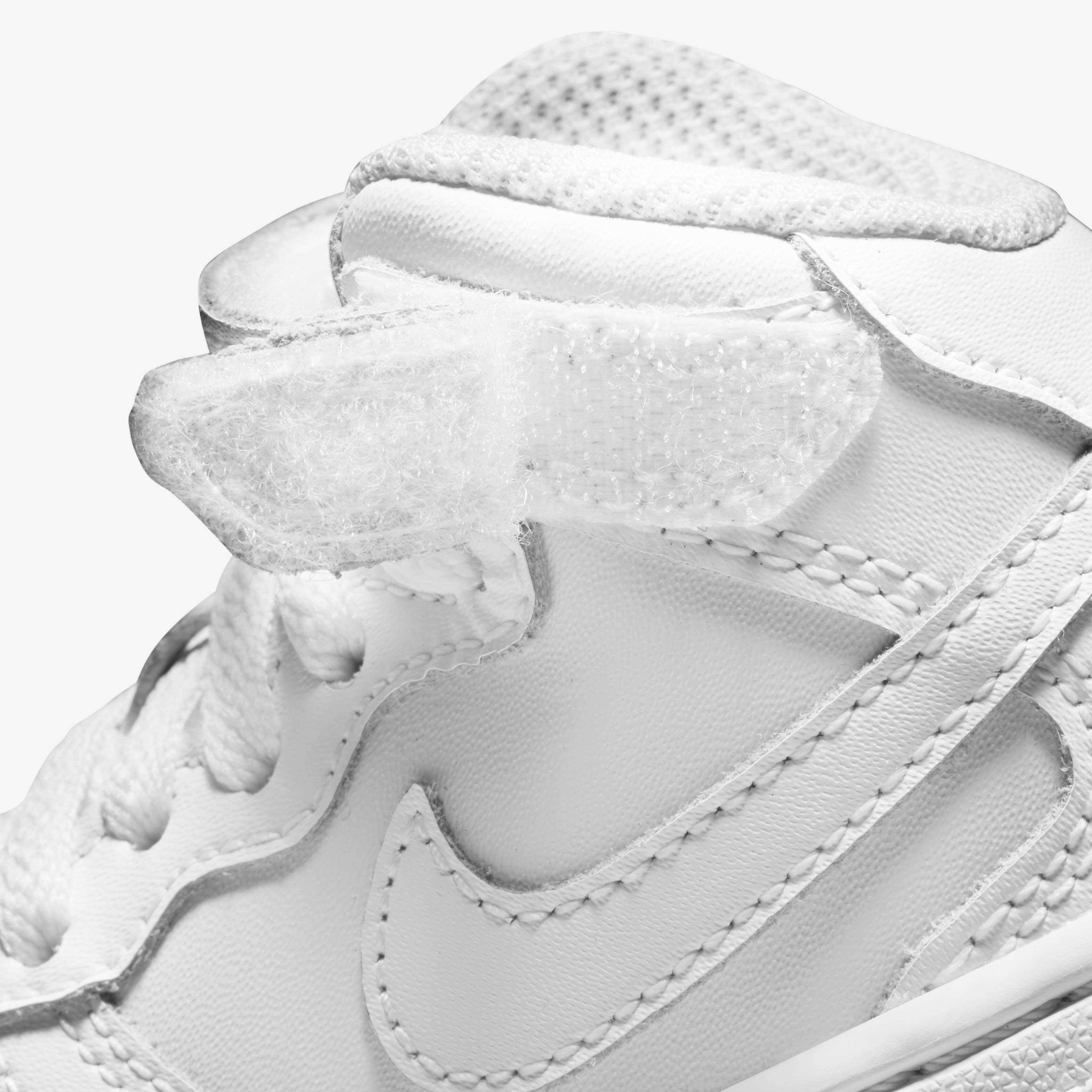 White nike sneakers for kids 2025