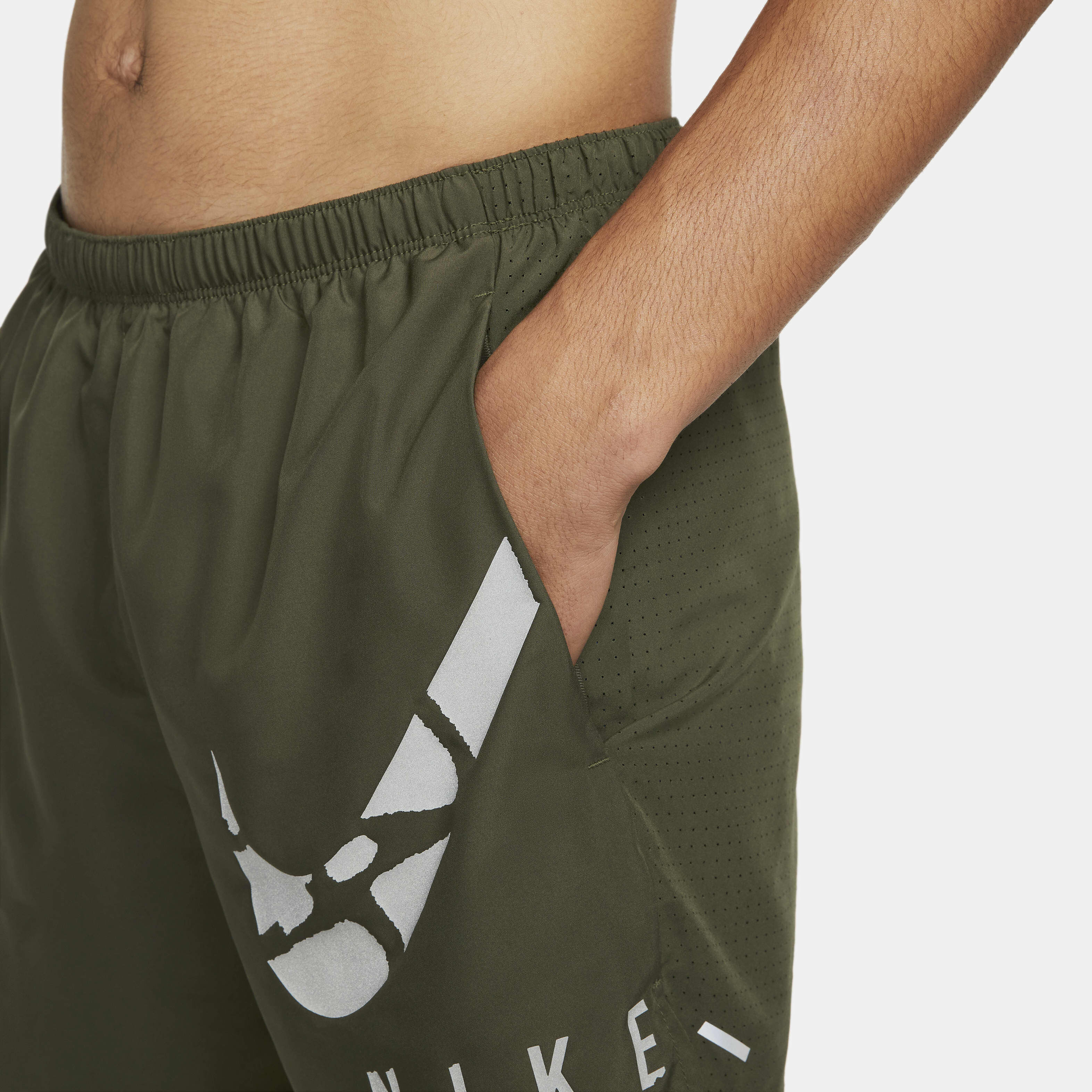 Nike Dri-FIT Challenger Run Division image number 3