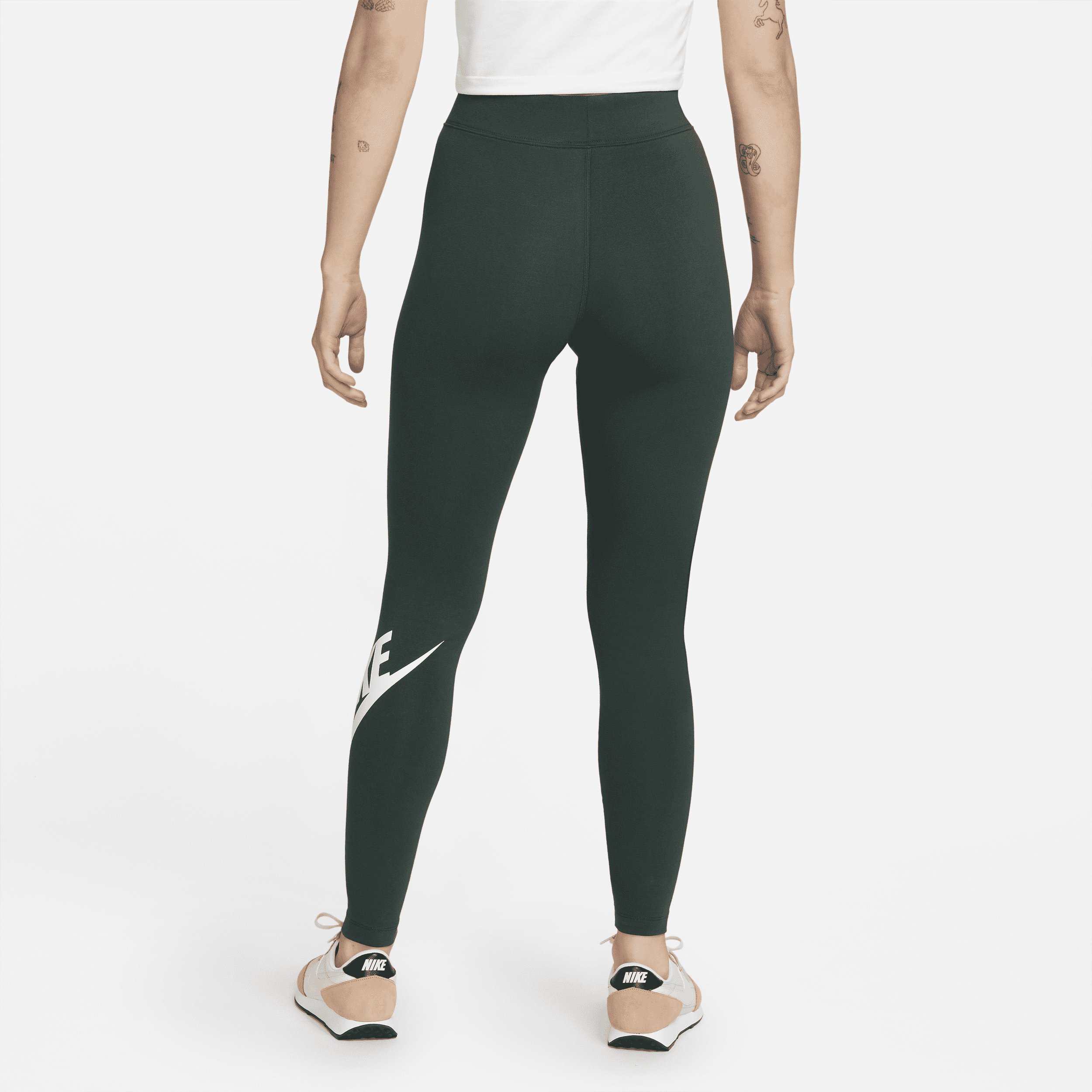 Nike Sportswear Essential image number 1