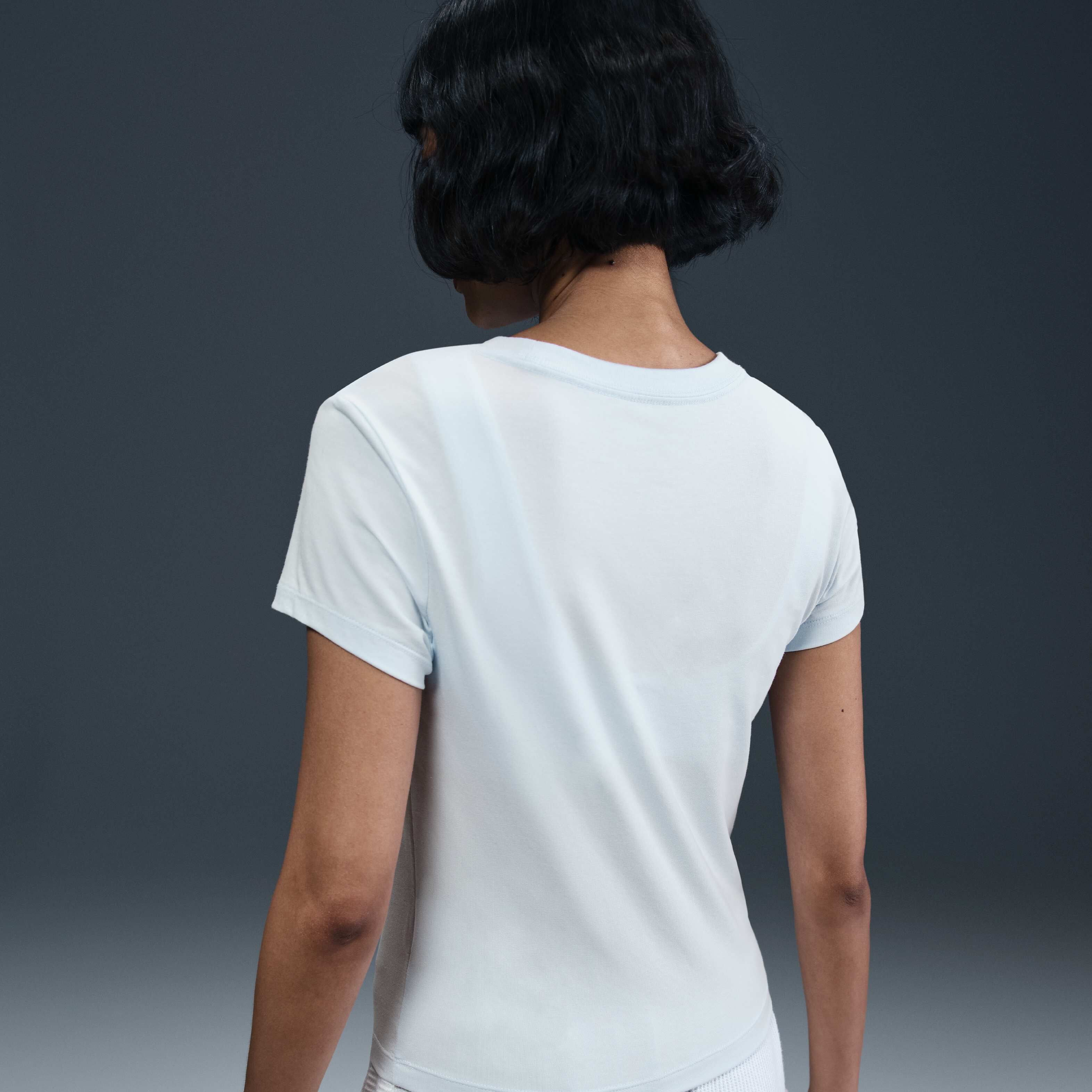 ★ Nike★ Sportswear Chill Knit T-shirt W Blue Tint Sale FV Koszulka damska Nike Sportswear Chill Knit HV6525 / kolor