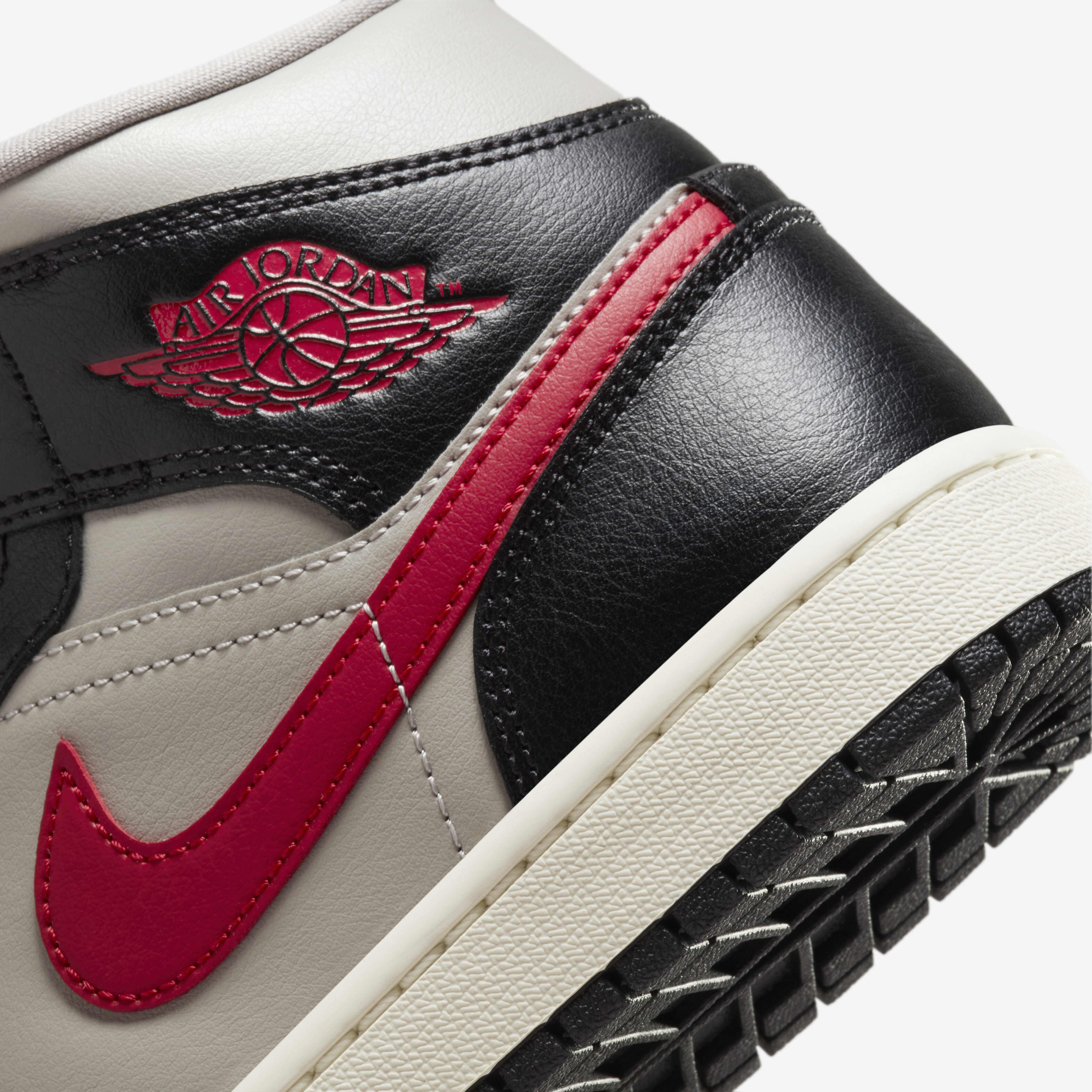Air Jordan 1 Mid image number 7