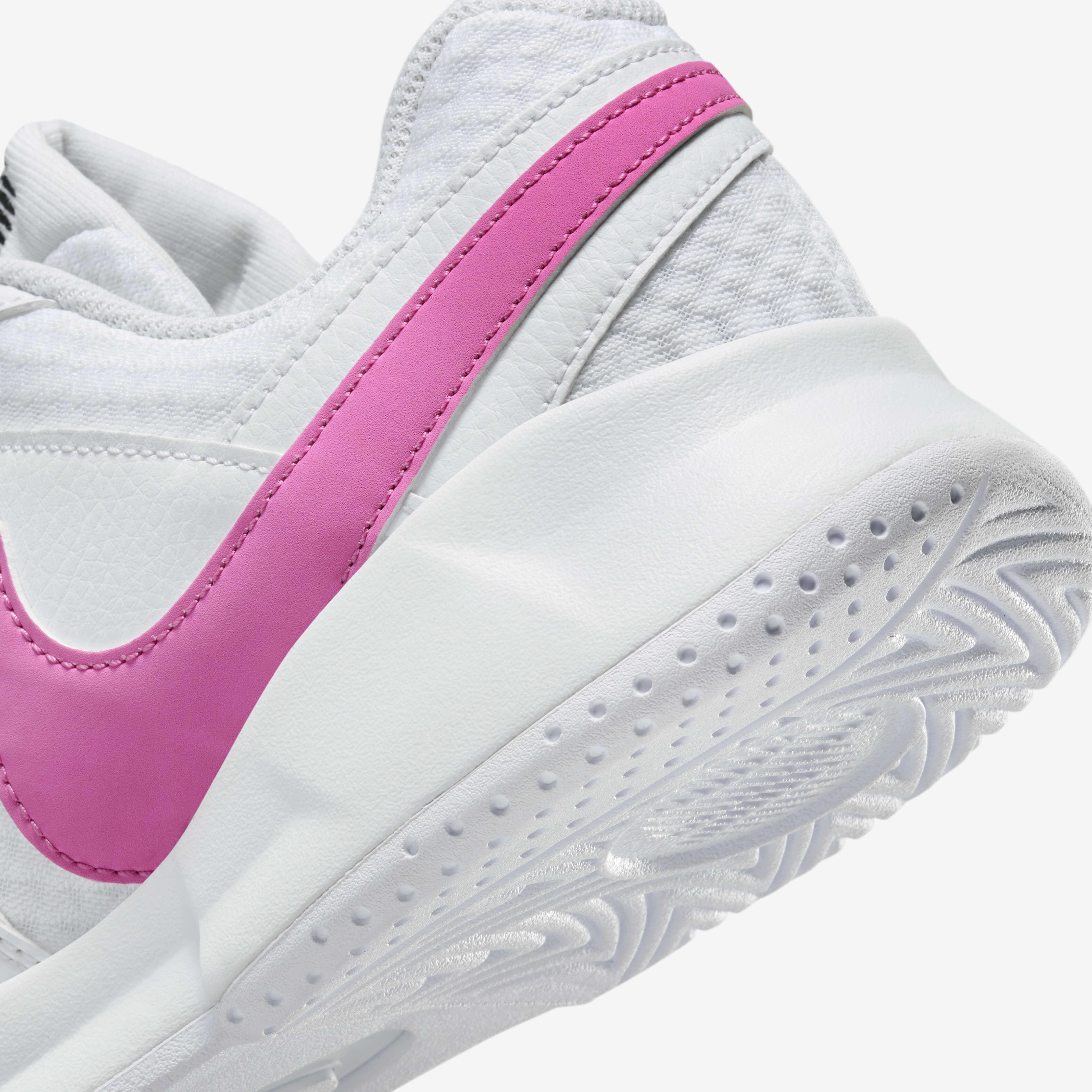 Light pink nike tennis shoes hotsell