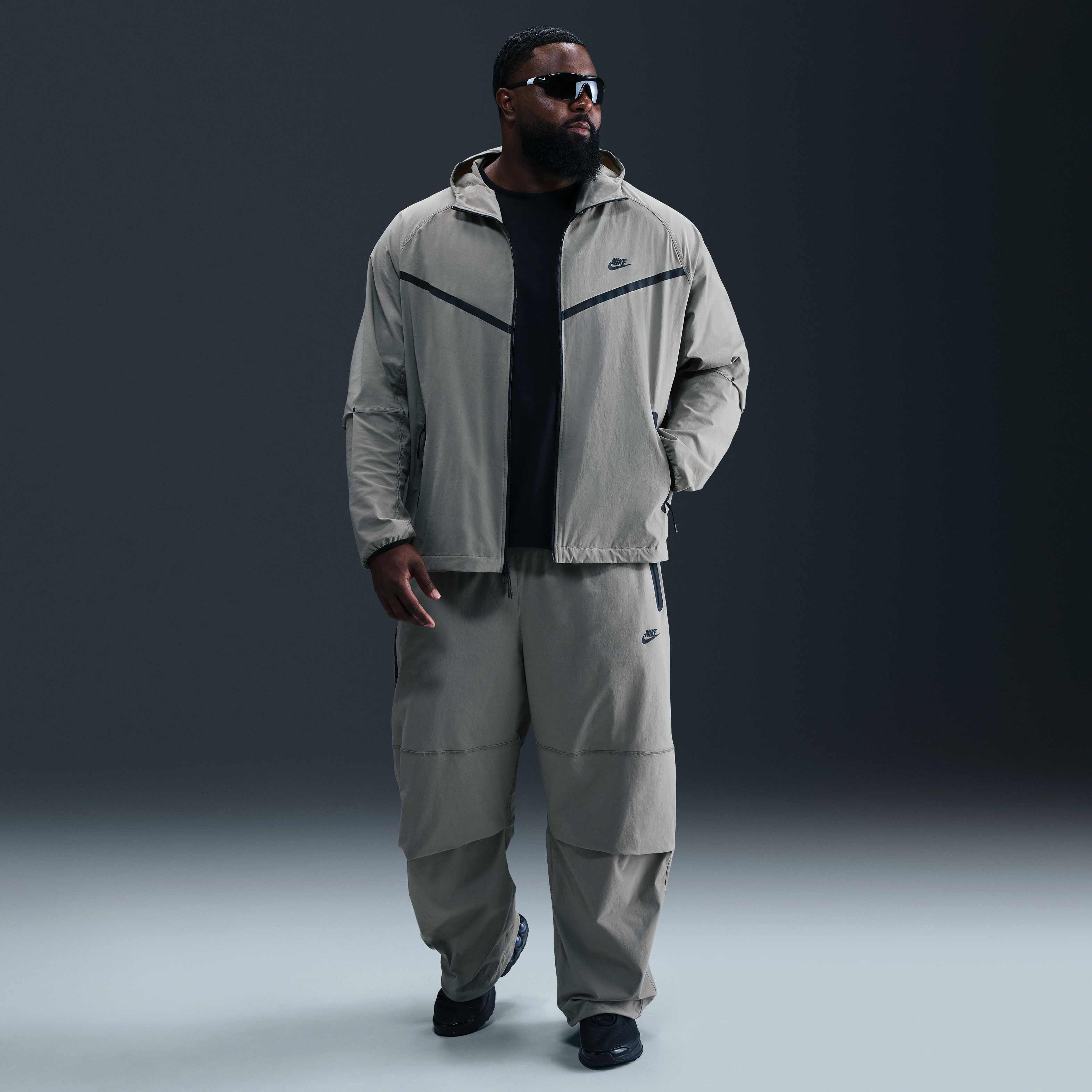 نايكي تك ويندرانر image number 17