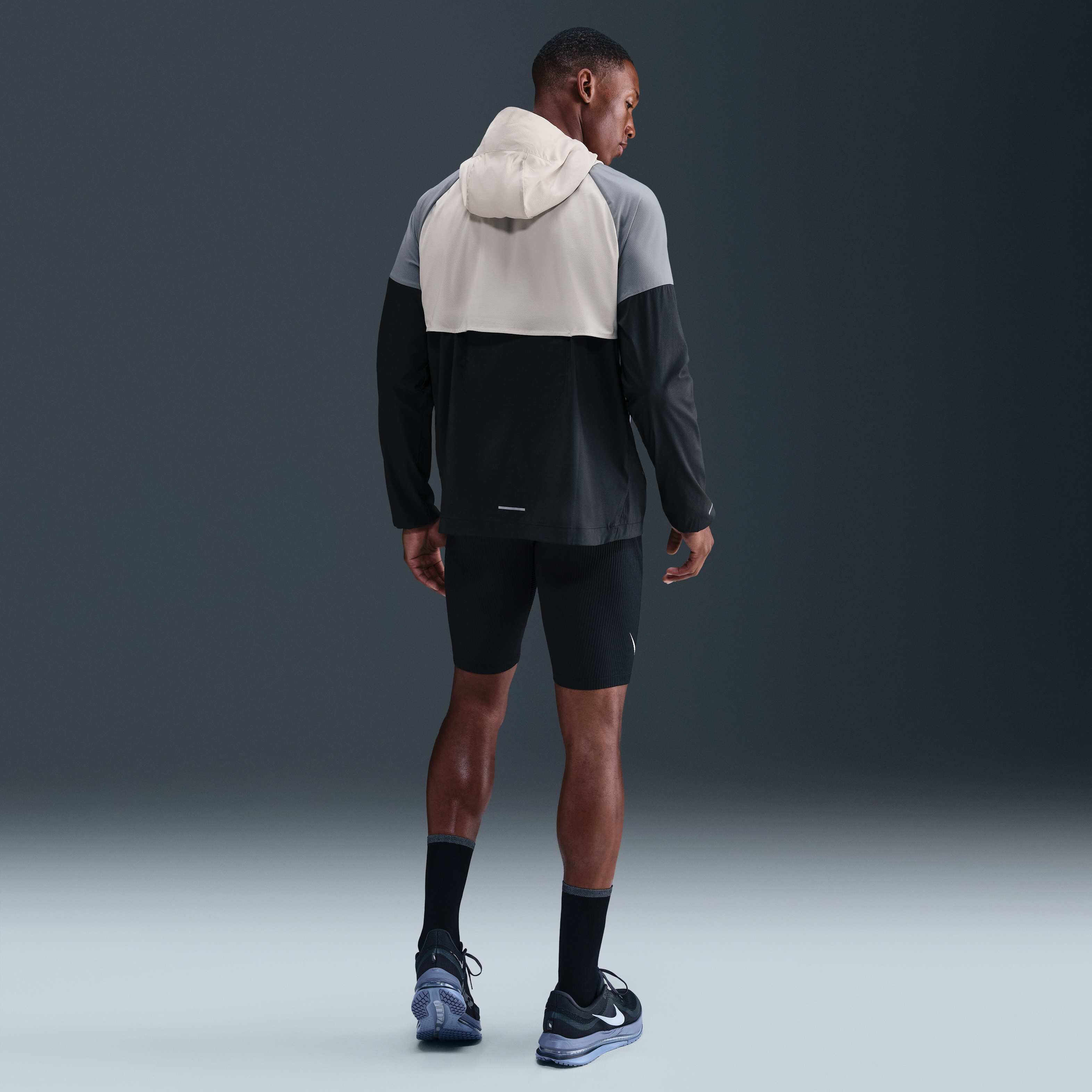 نايكي ايمبوسبلي لايت ويندرانر image number 4