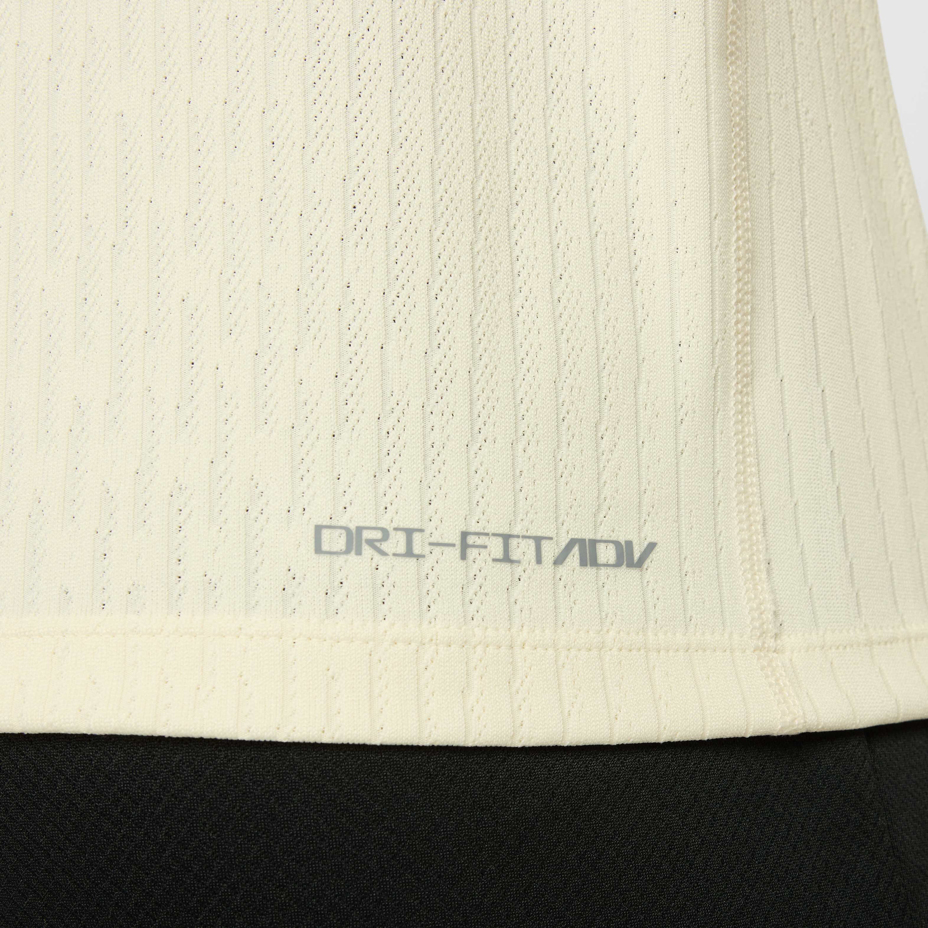 Liverpool F.C. Strike Elite Special Edition image number 5