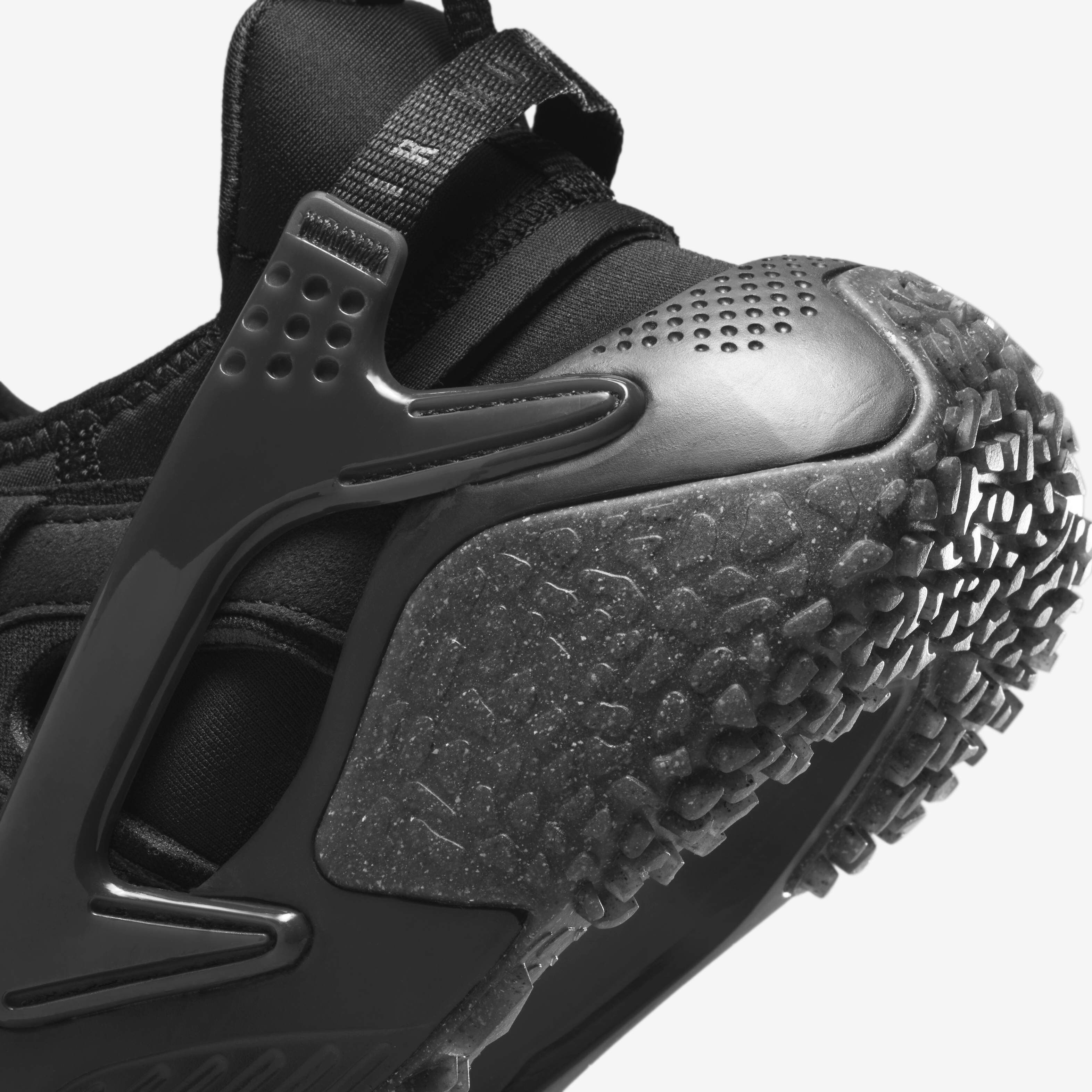 定価16,500円 NIKE AIR HUARACHE CRAFT BLACK Nike's Air Huarache Craft Black White Flawlessly Fuses Form