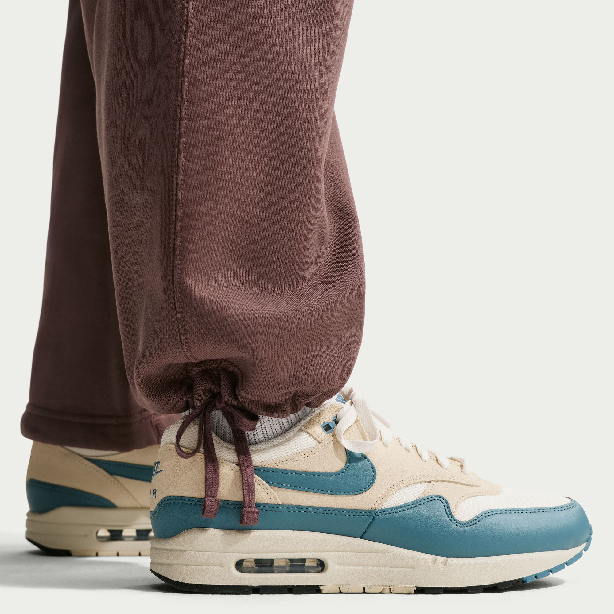 Nike Solo Swoosh image number 5