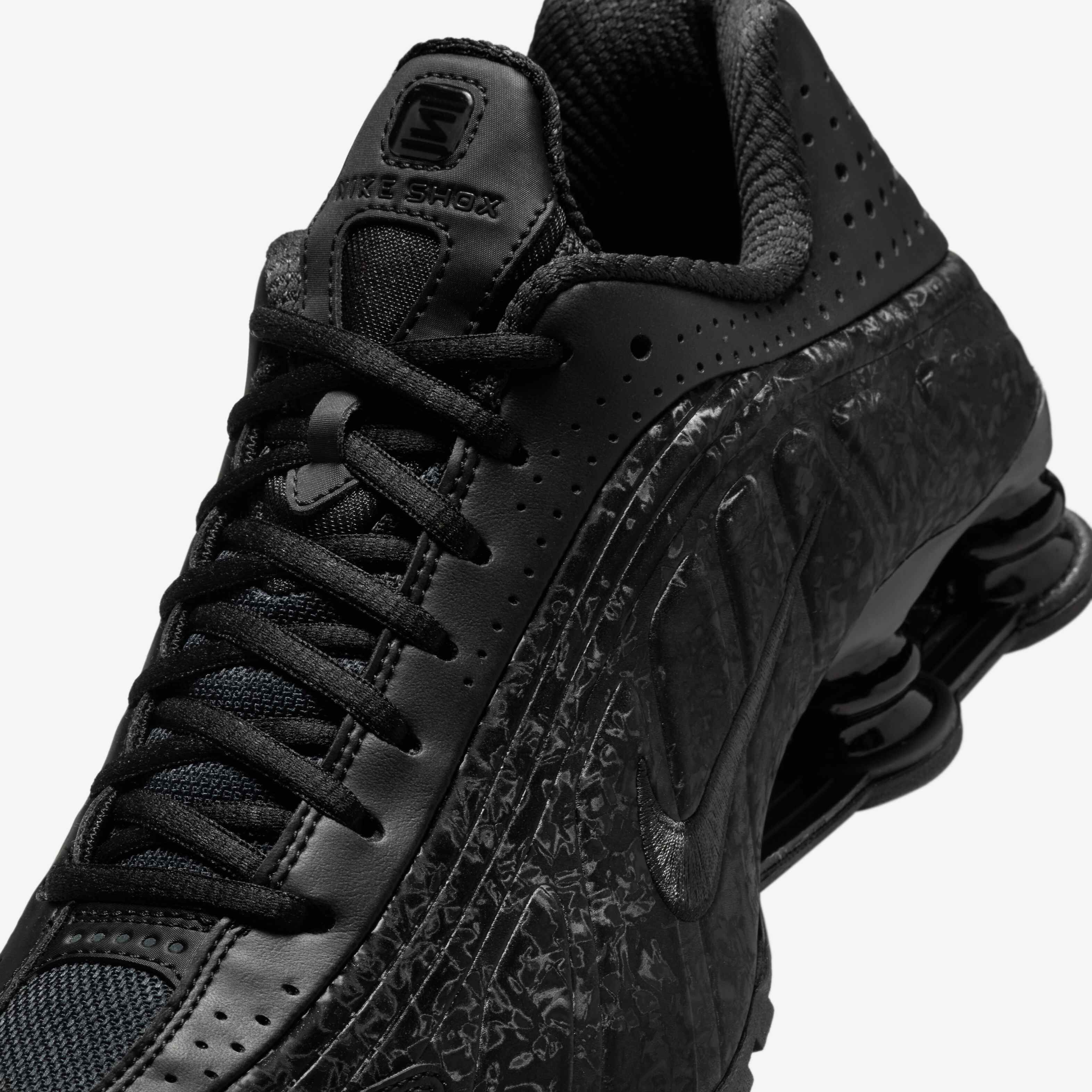 国内配送 NIKE W SHOX R4 BLACK/DARK SMOKE GREY Black Nike Shox R4 - JD Sports Global