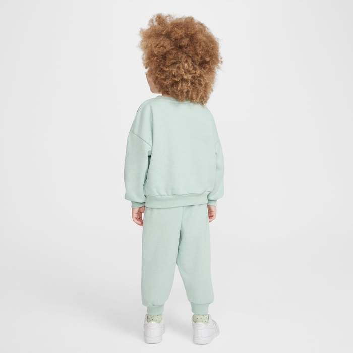 Nike Essentials image number 4 Nike Essentials image number 4