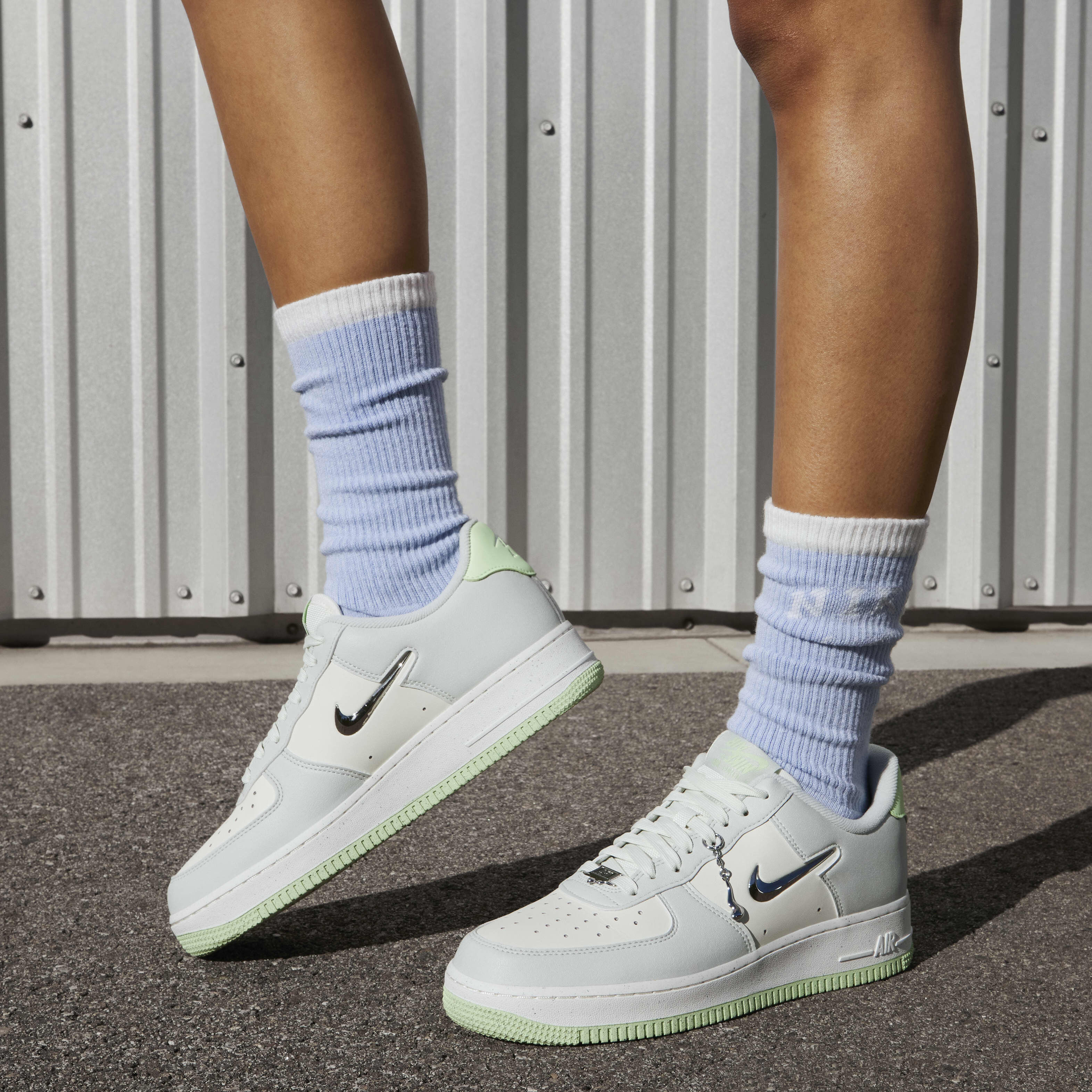Nike air force 1 se women's top