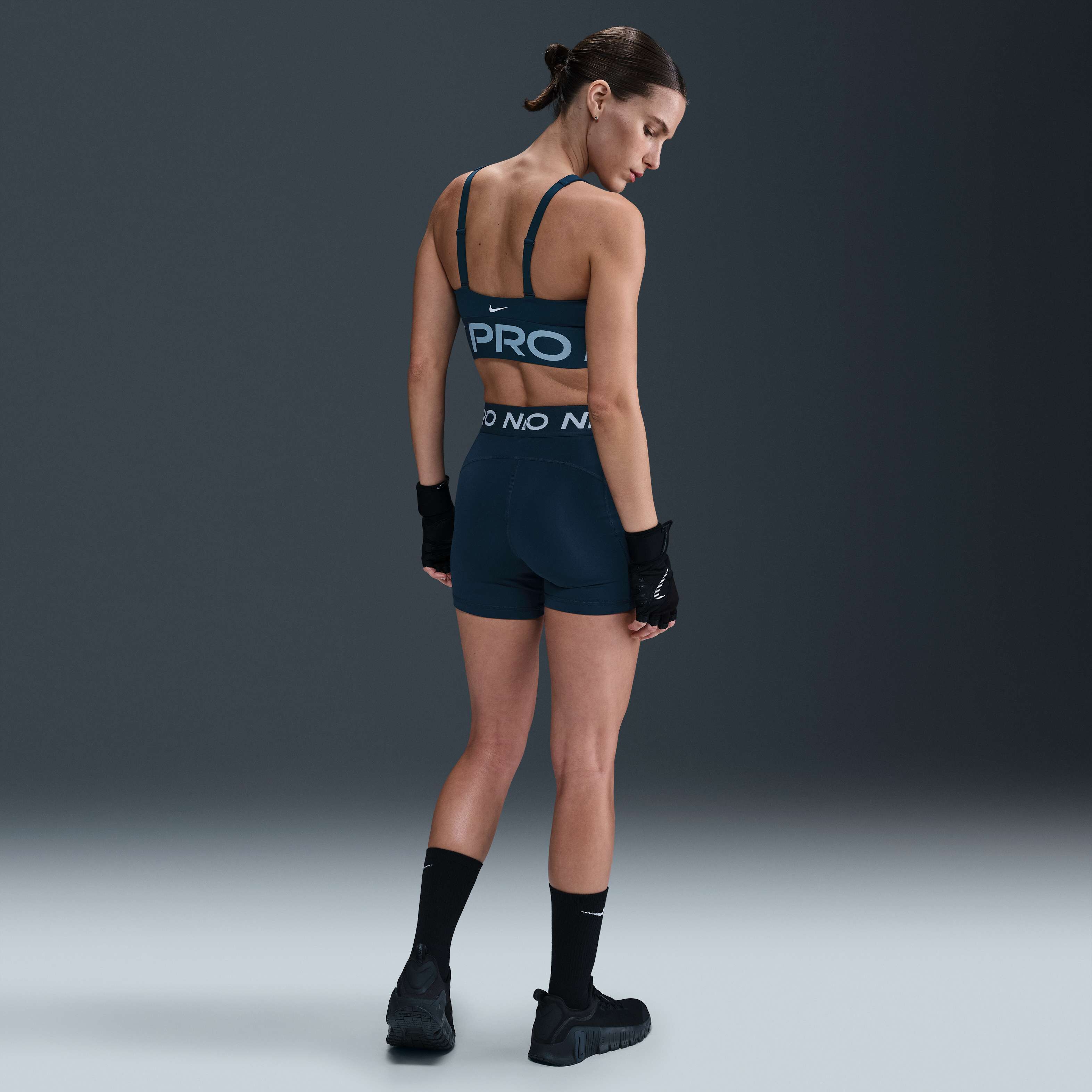 Nike Pro Indy Plunge image number 4