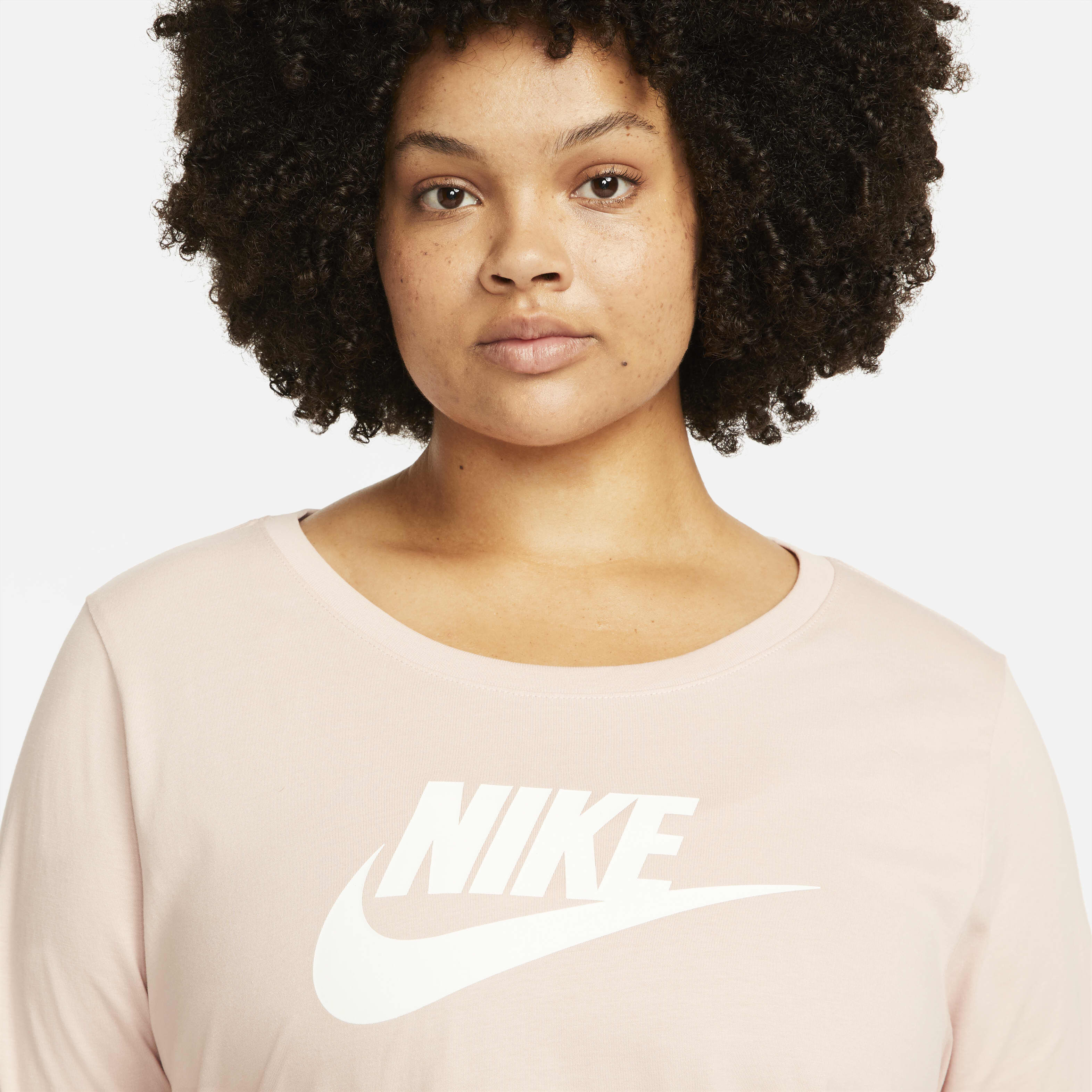 Nike Sportswear Essential image number 2