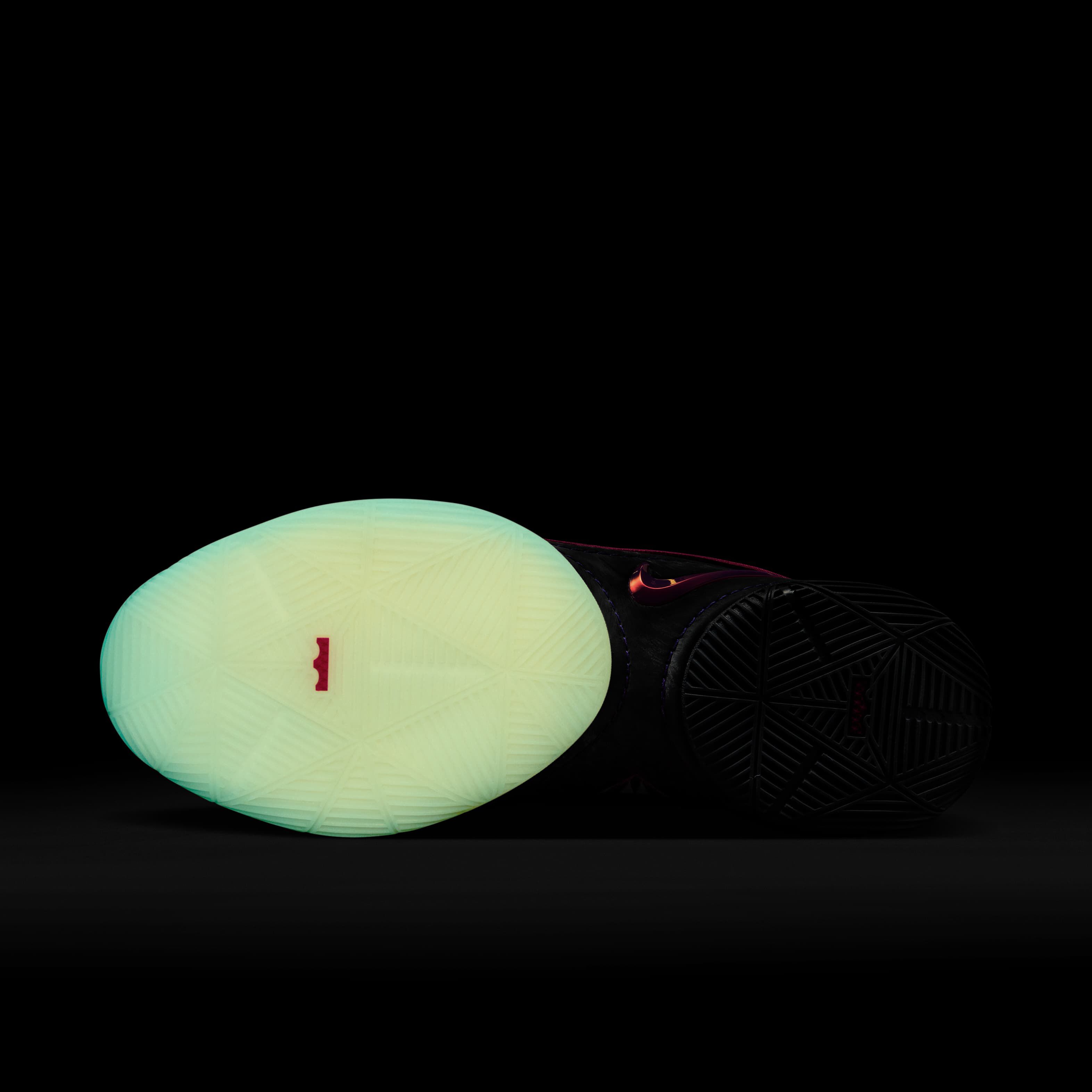 ليبرون XXII 'تانل فيجن' image number 9