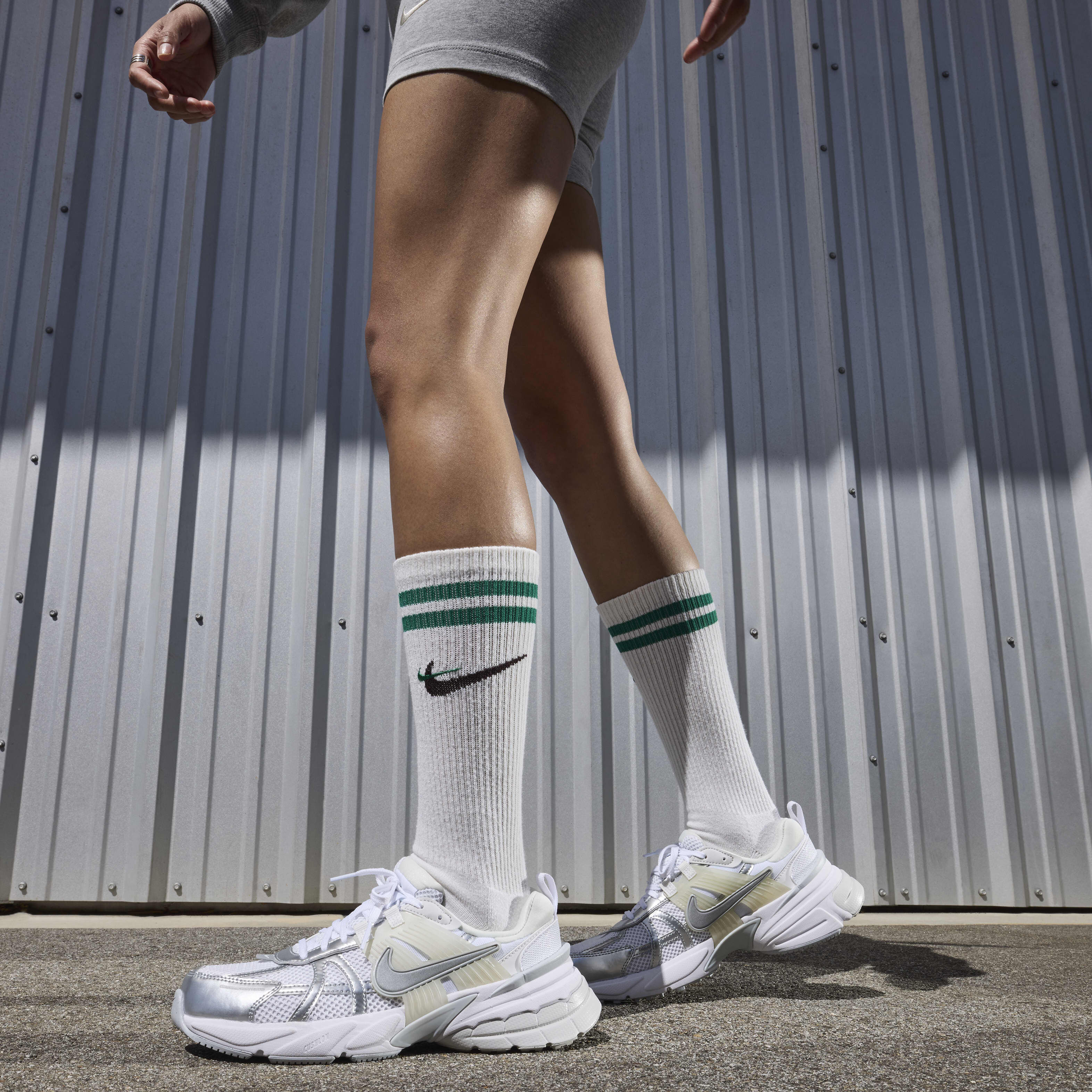 国内配送 NIKE W V2K RUN WHITE/MTLC SILVER-PLATINUM TINT Nike Wmns V2K Run Sneaker » Buy online now!