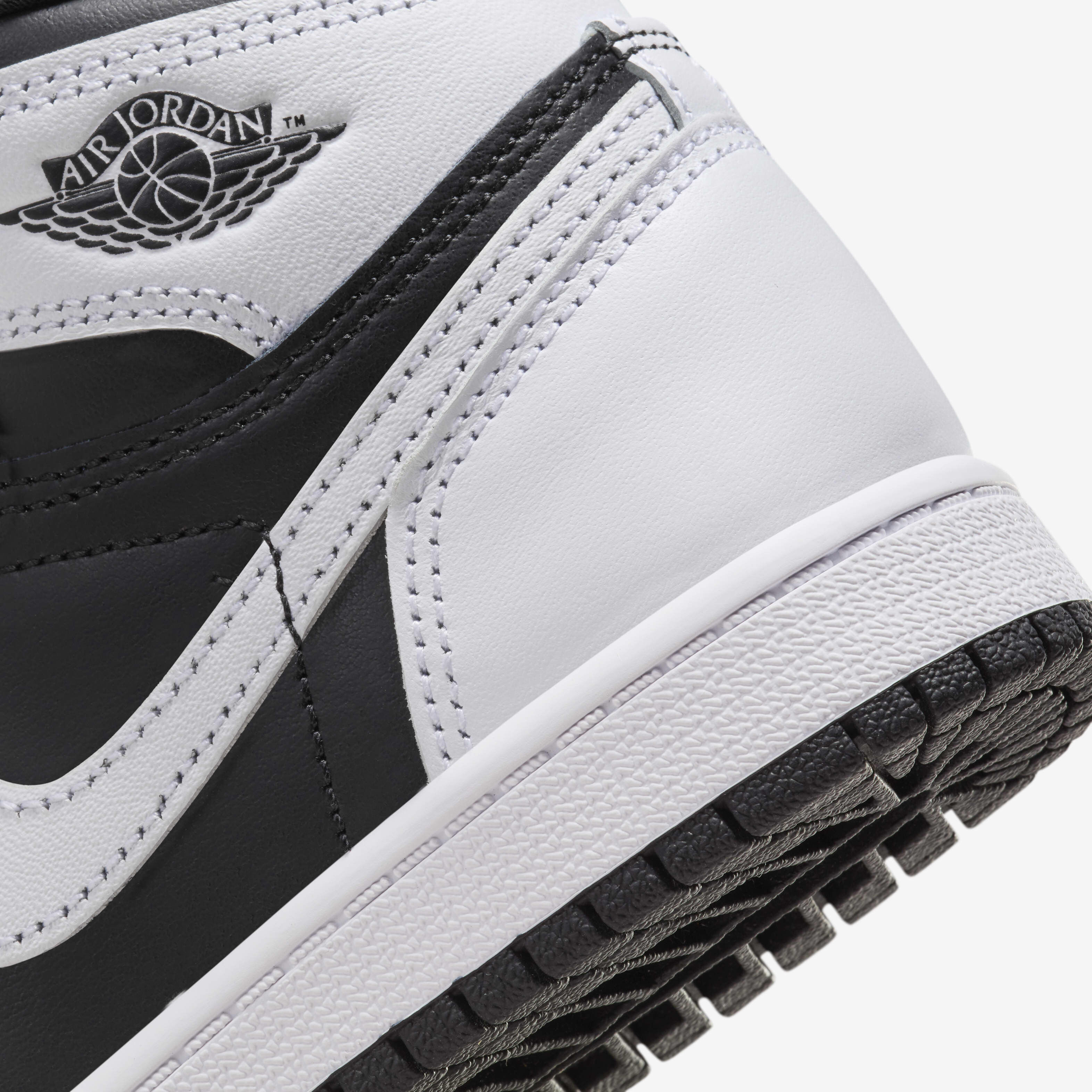 Jordan 1 Retro High OG 'Black & White' image number 7