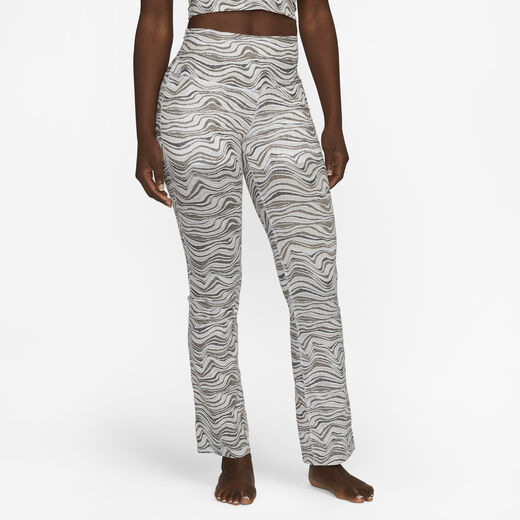 نايكي يوغا لوكس