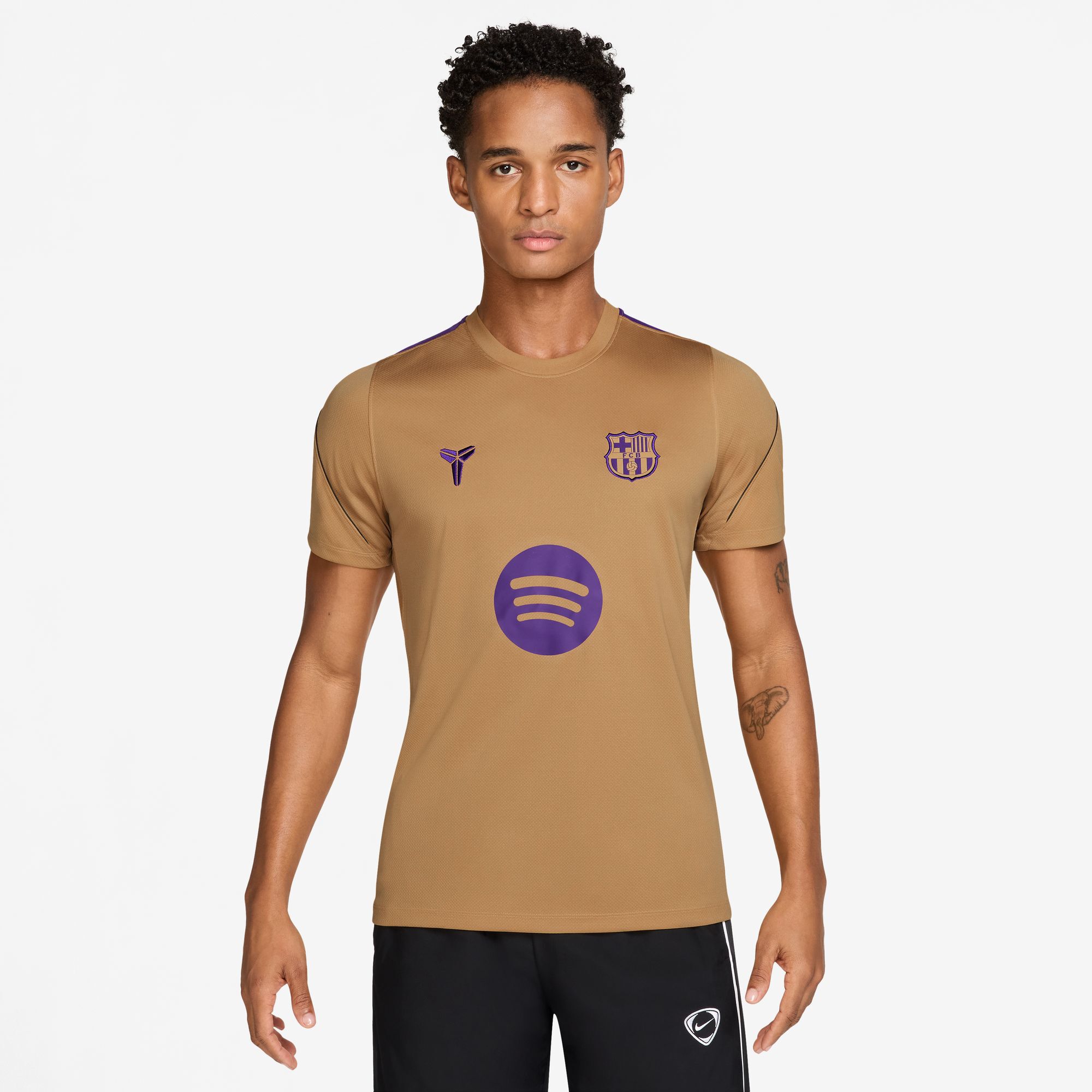برشلونة سترايك الاحتياطي image number 0