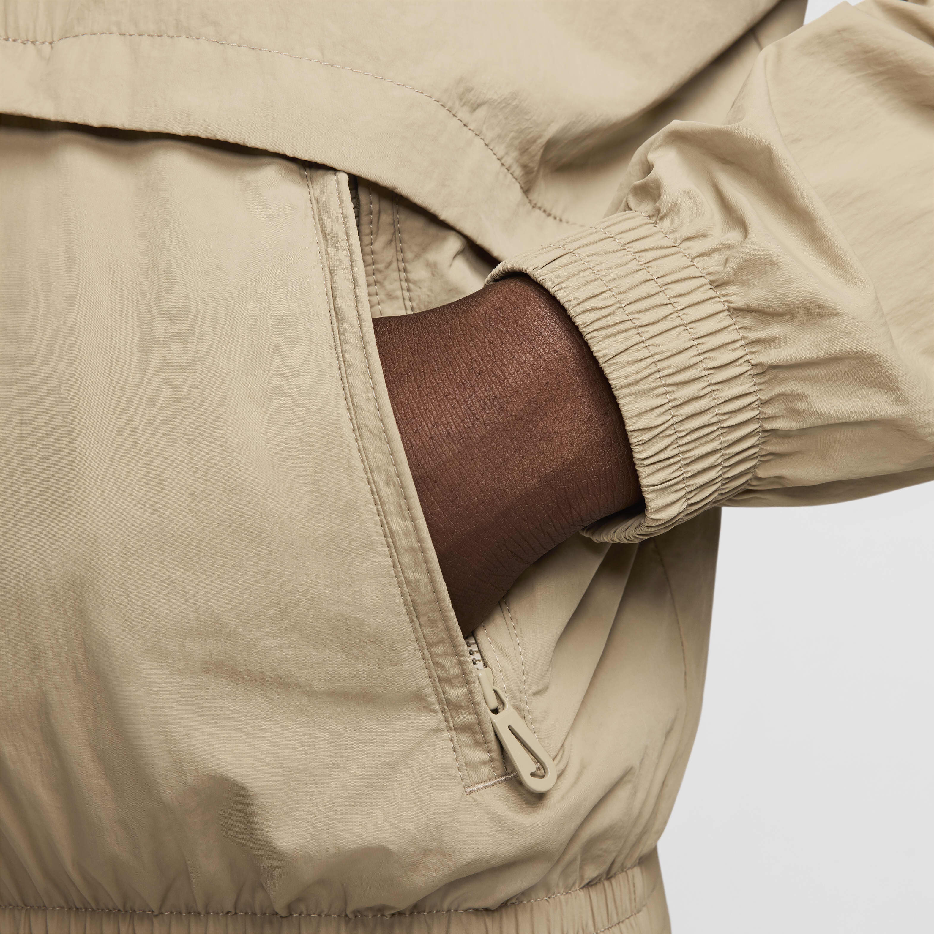 نايكي سبورتسوير سولو سووش image number 6