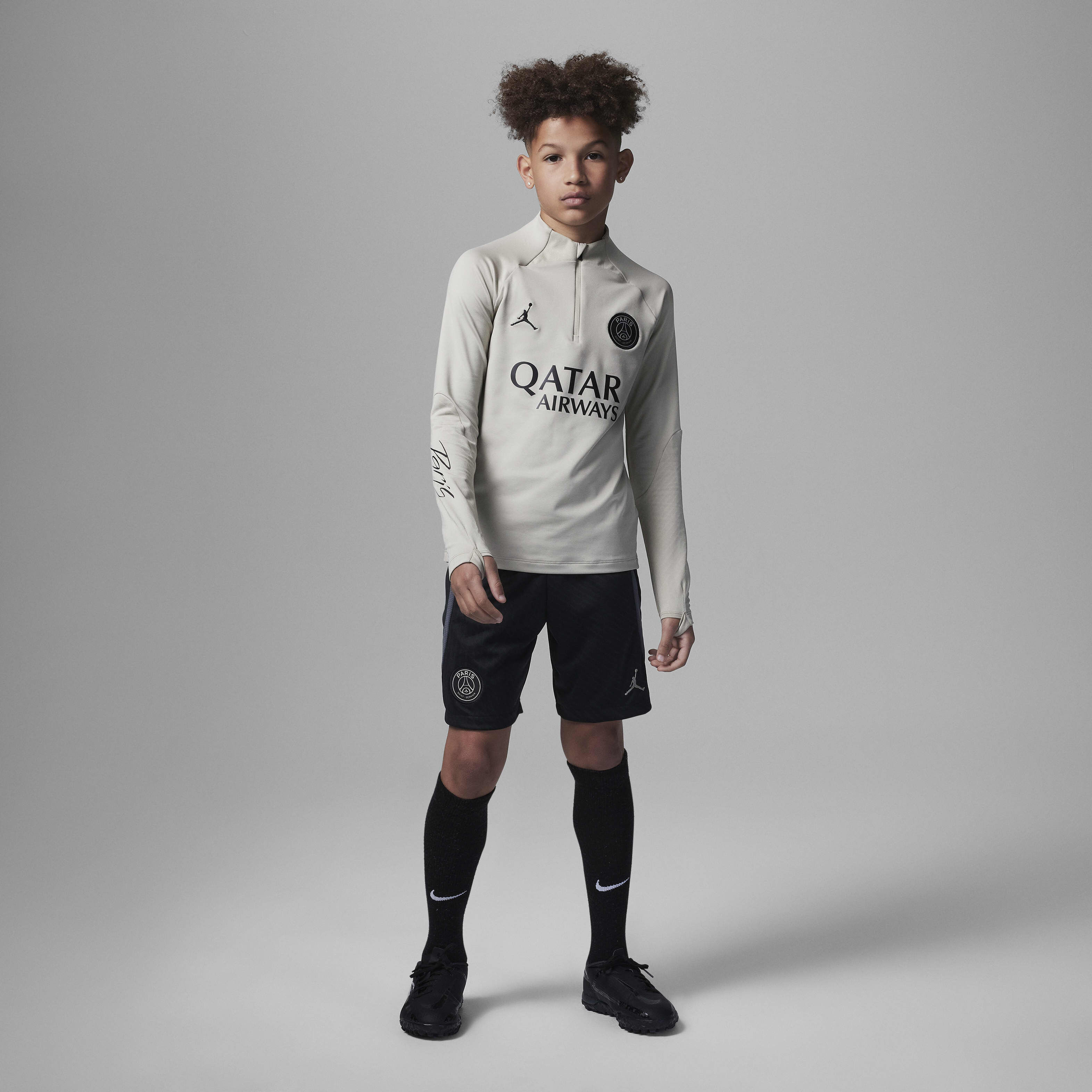 Paris Saint-Germain Strike Third image number 4