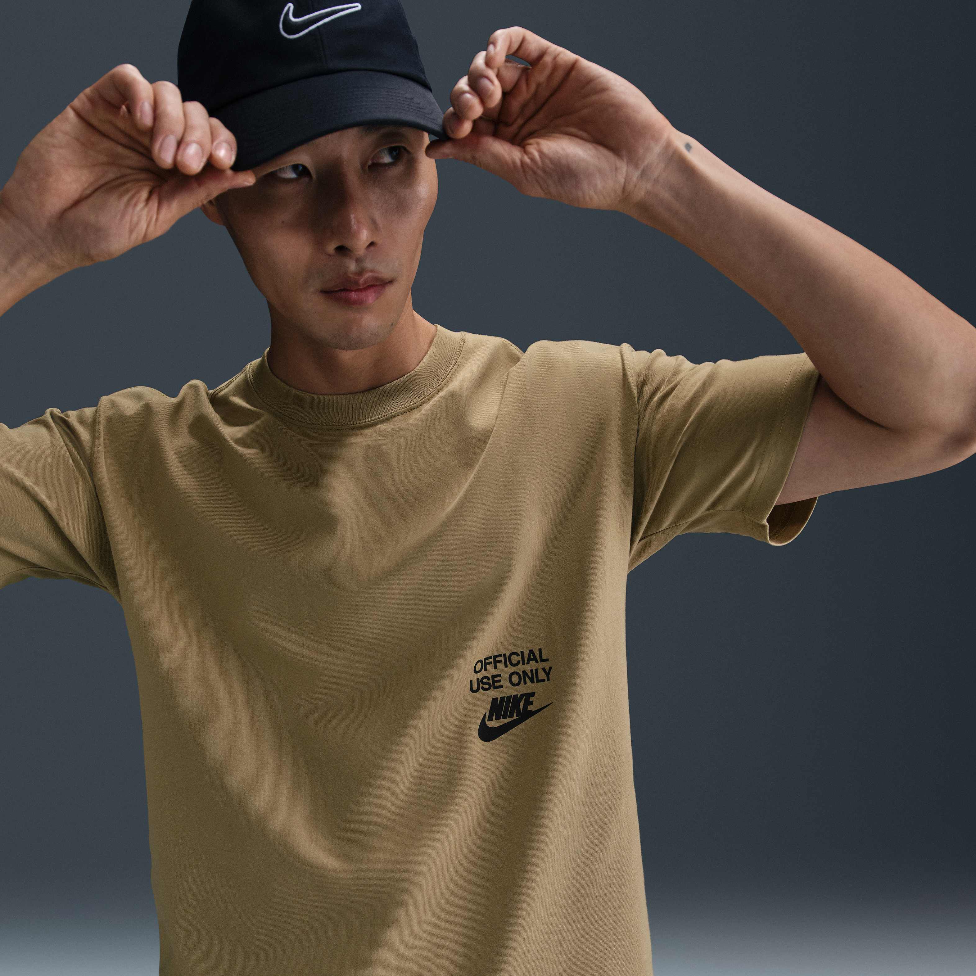 ★ Nike★ Sportswear Athletics T-shirt M Parachute Beige Sa Men's Nike Sportswear Club Tee Color: Parachute Beige Size