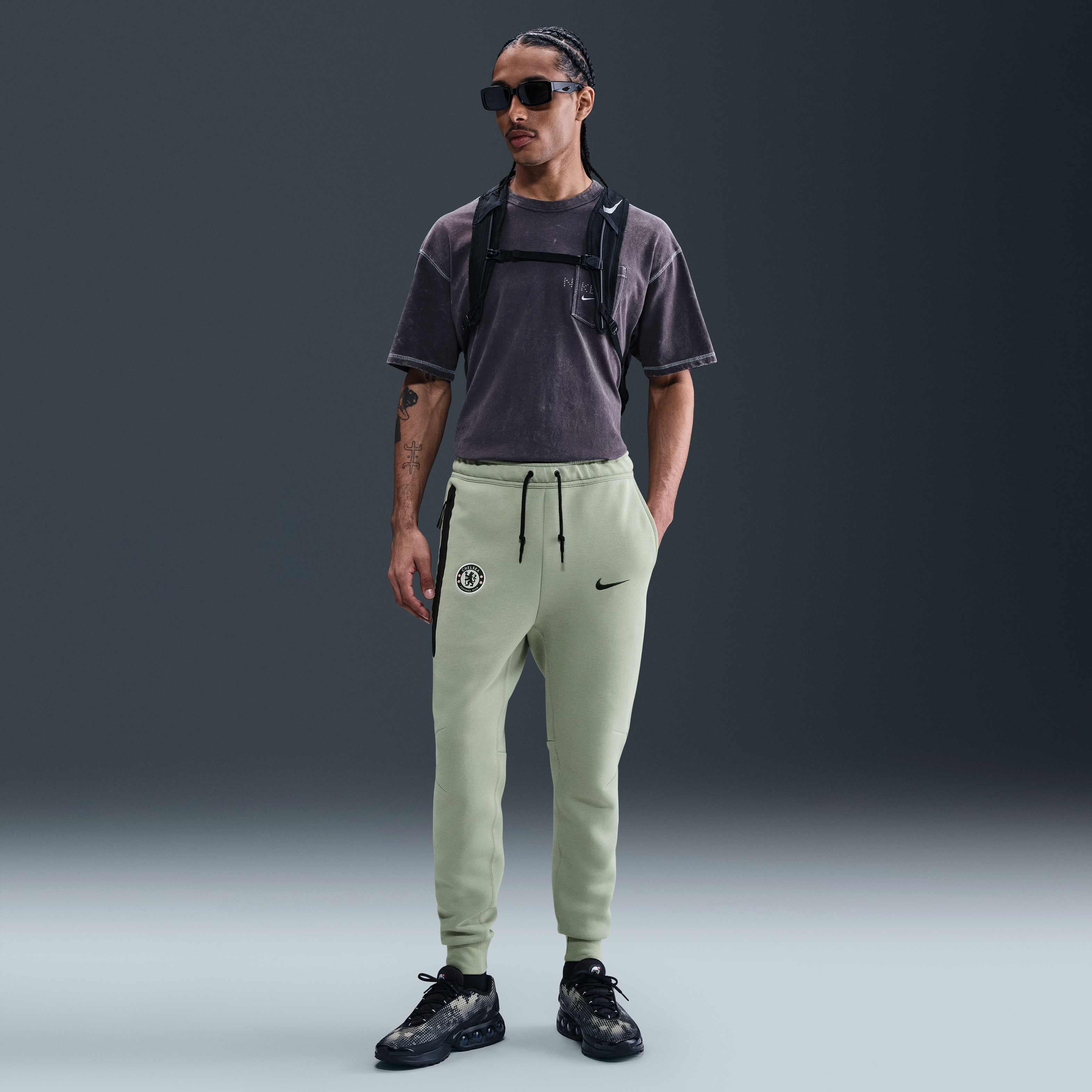 Buy Chelsea F.C. Tech Men's Nike Football Fleece Joggers - Jade