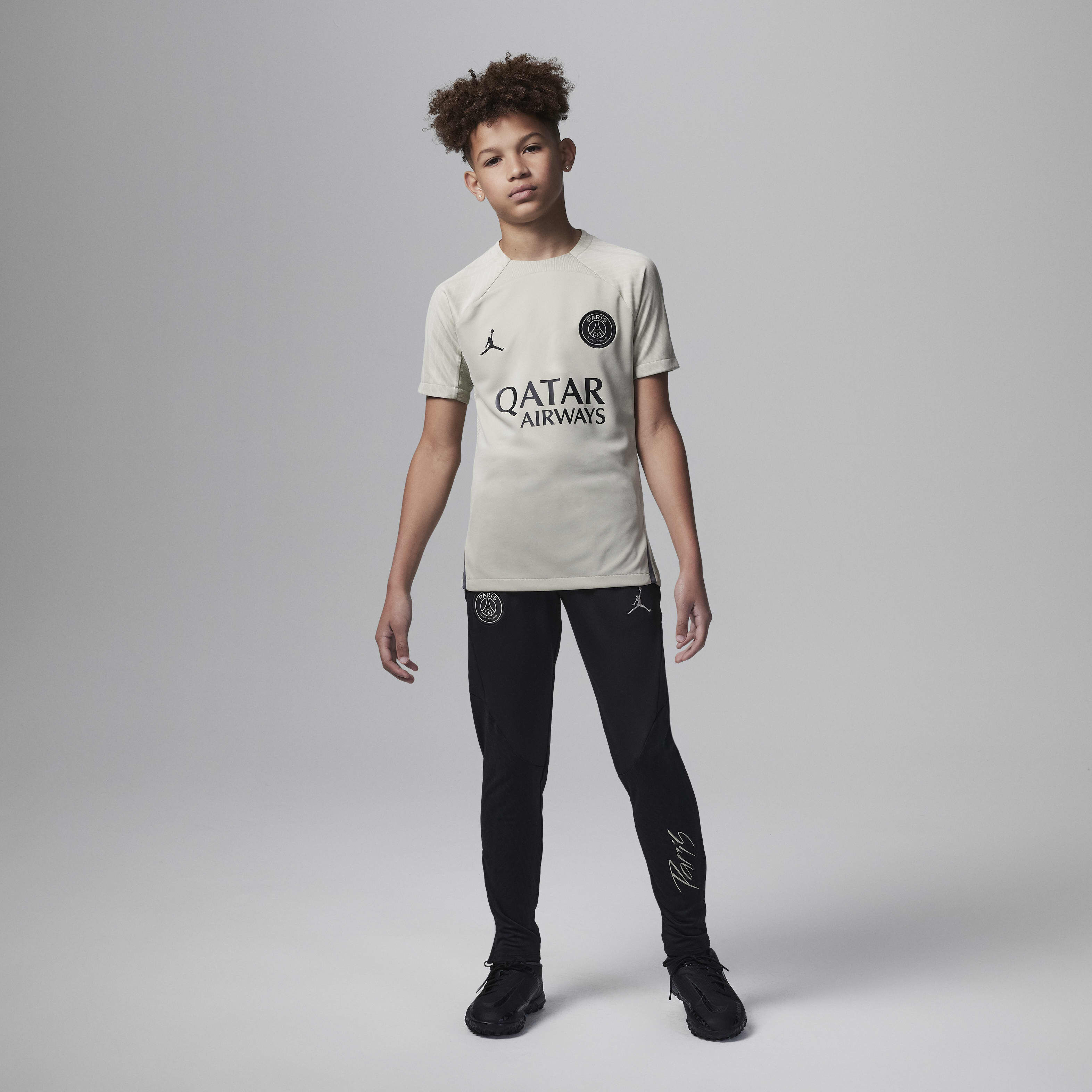 Paris Saint-Germain Strike Third image number 4