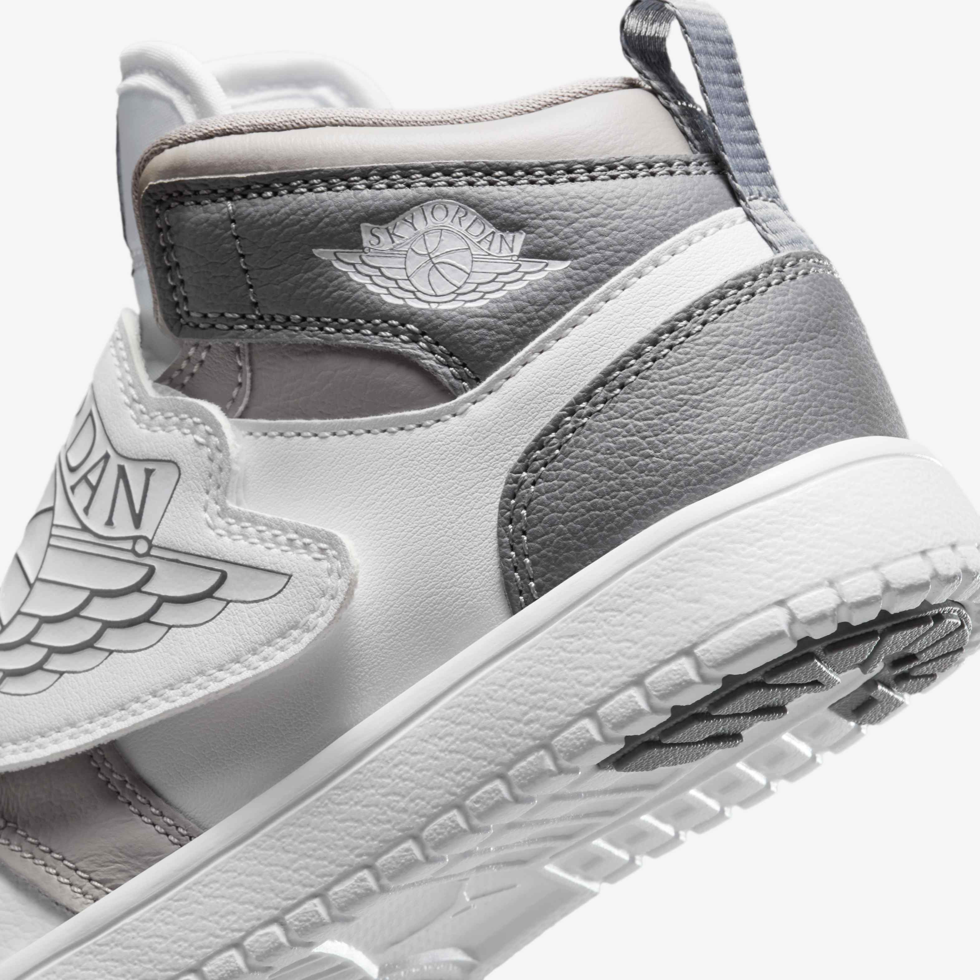 Sky Jordan 1 image number 7